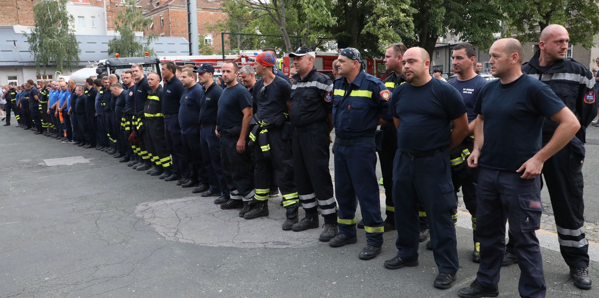 Zagreb, 20.07.2017. - Povratak zagrebaèkih vatrogasaca s intervencije gaenja poara u okolici Splita. Na fotografiji vatrogasci u sjeditu Javne vatrogasne postrojbe Grada Zagreba u Savskoj cesti. foto HINA/ Lana SLIVAR DOMINIÆ/ lsd