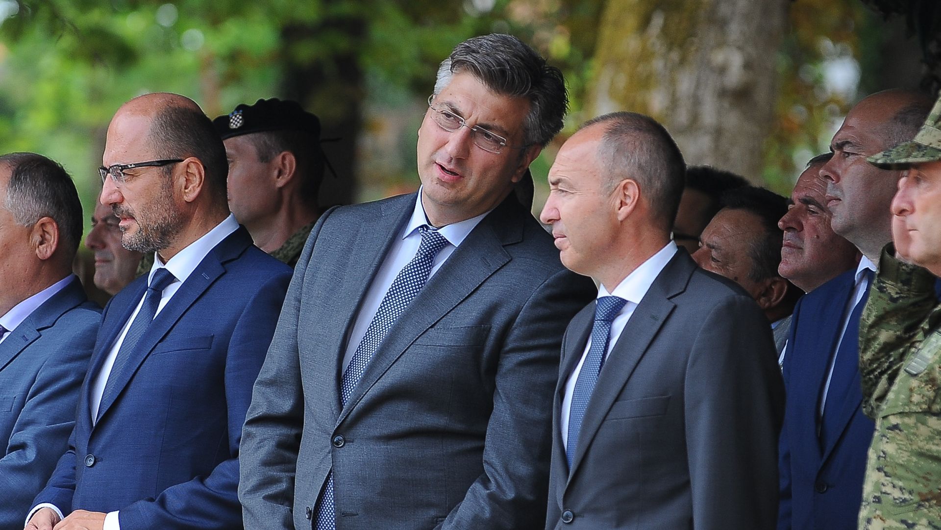 SINJ, 21. 07. 2017.  Predsjednik Vlade Andrej Plenković  zajedno s potpredsjednikom Vlade i ministrom obrane Damirom Krstičevićem te načelnikom Glavnog stožera Oružanih snaga Republike Hrvatske generalom zbora Mirkom Šundovom nazoči li su svečanom otvorenju vojarne "126. brigade HV-a.
Foto: Mario Strmotić