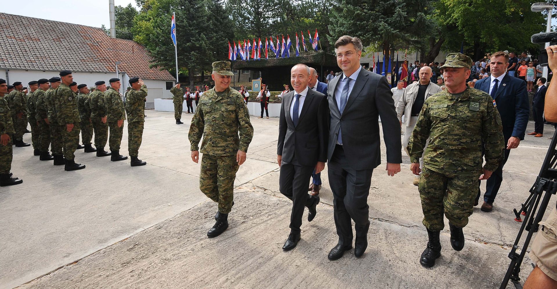 SINJ, 21. 07. 2017.  Predsjednik Vlade Andrej Plenković  zajedno s potpredsjednikom Vlade i ministrom obrane Damirom Krstičevićem te načelnikom Glavnog stožera Oružanih snaga Republike Hrvatske generalom zbora Mirkom Šundovom nazoči li su svečanom otvorenju vojarne "126. brigade HV-a.
Foto: Mario Strmotić