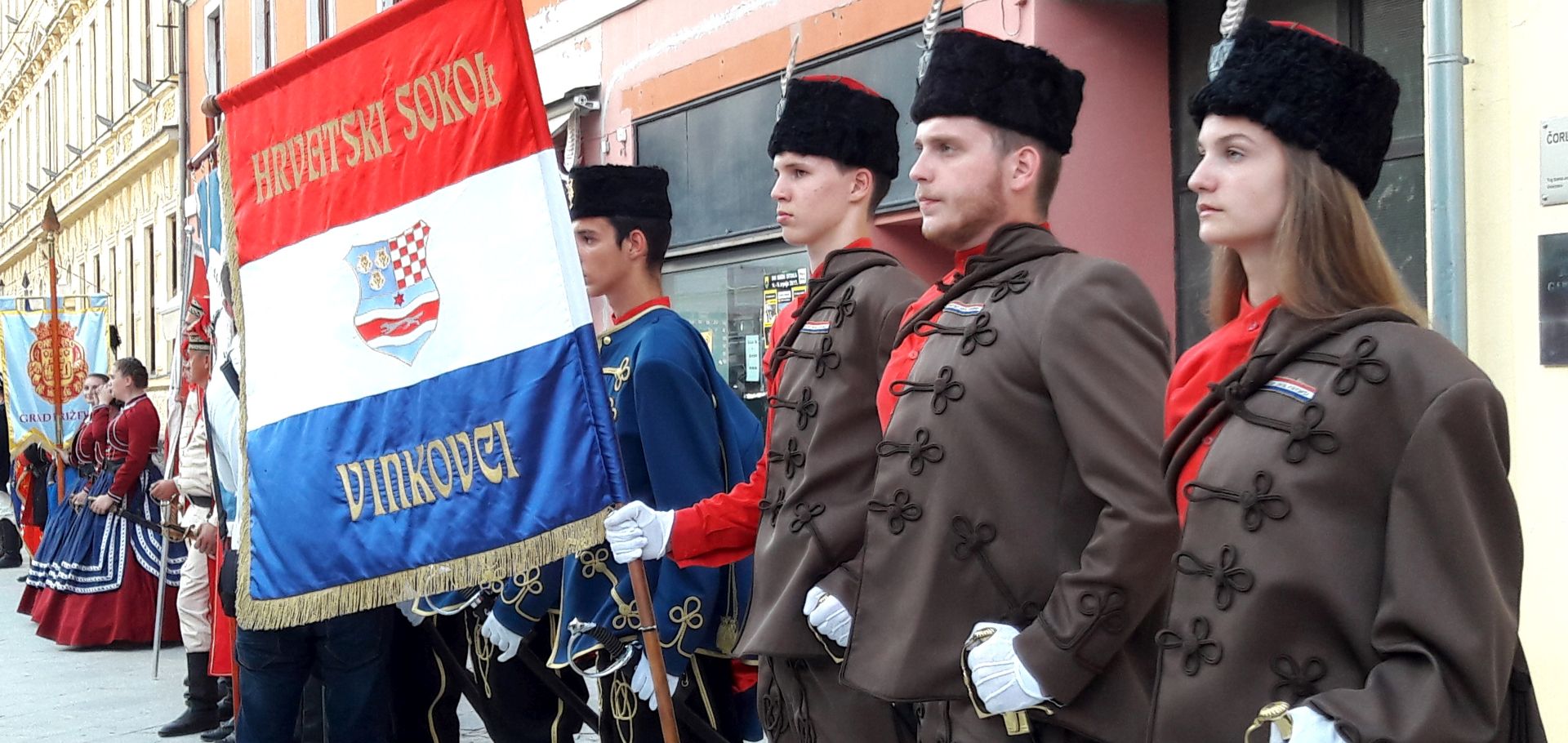 Vinkovci, 22.07.2017 - U sklopu obiljeavanja Dana Grada Vinkovaca, koji stanovnici toga najveæeg grada u Vukovarsko-srijemskoj upaniji slave na blagdan zatitnika Sv. Ilije, u pjeaèkoj zoni u gradskom sreditu u subotu naveèer su se predstavile hrvatske povijesne postrojbe, a posjetitelji su posebice sa zanimanjem pratili pucnje iz tradicionalnih oruja.
foto HINA/ eljko DRAENOVIÆ/ ik