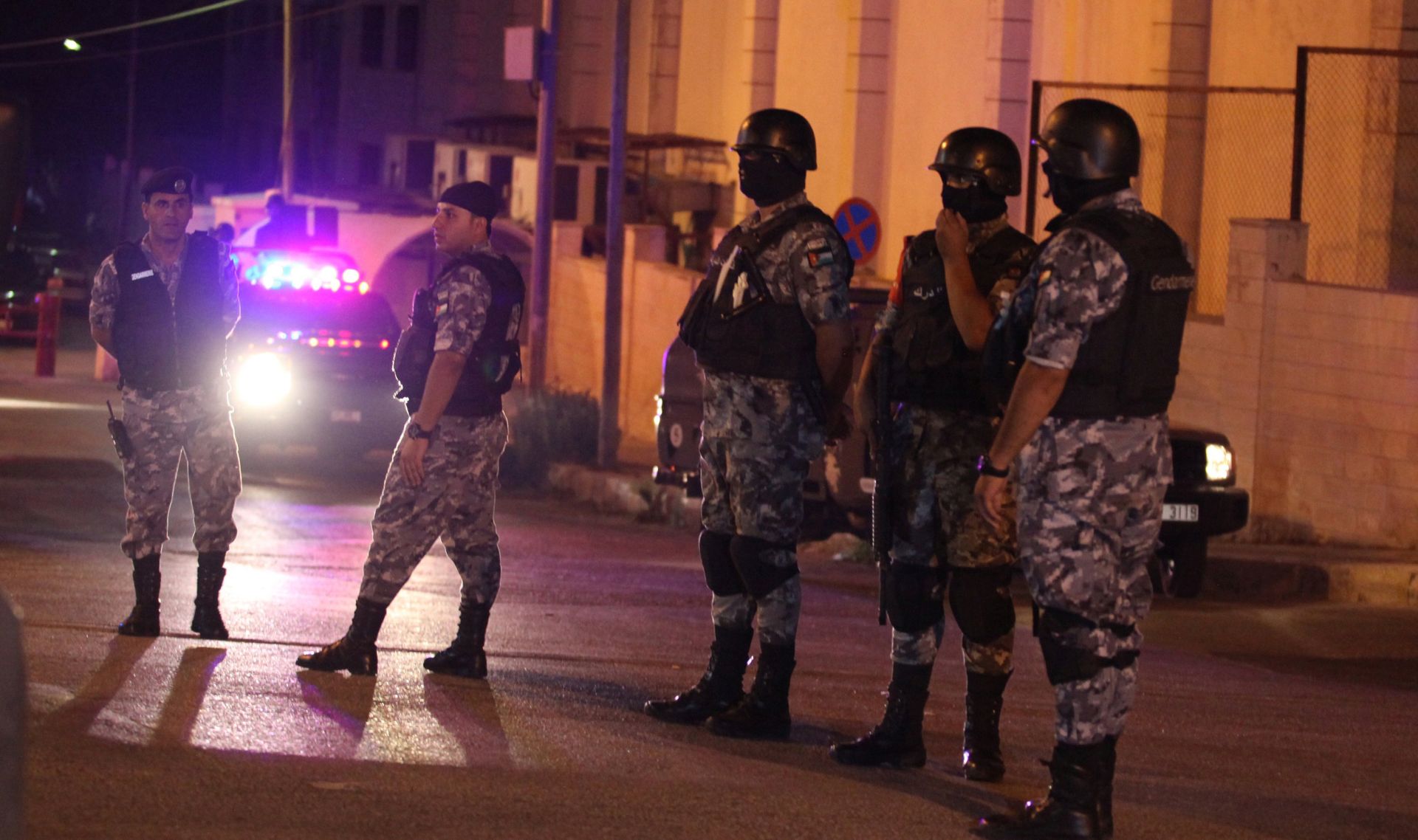epa06105858 Jordanian security forces near the Israel embassy, in Amman, Jordan, 23 July 2017. Media reports state that one person is dead and one injured following an attack on the Isaeli embassy in the Jordanian capital.  EPA/AHMAD ABDO