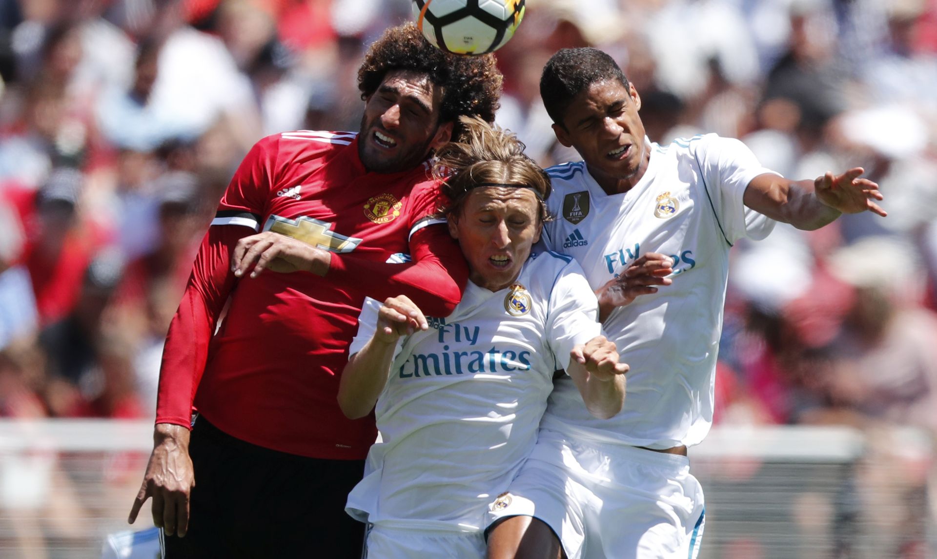 epaselect epa06106143 (L-R) Manchester United midfielder Marouane Fellaini, Real Madrid midfielder Luka Modric, and Real Madrid defender Raphael Varane in action during the first half of the International Champions Cup match at Levi's Stadium in Santa Clara, California, USA, 23 July 2017.  EPA/JOHN G. MABANGLO