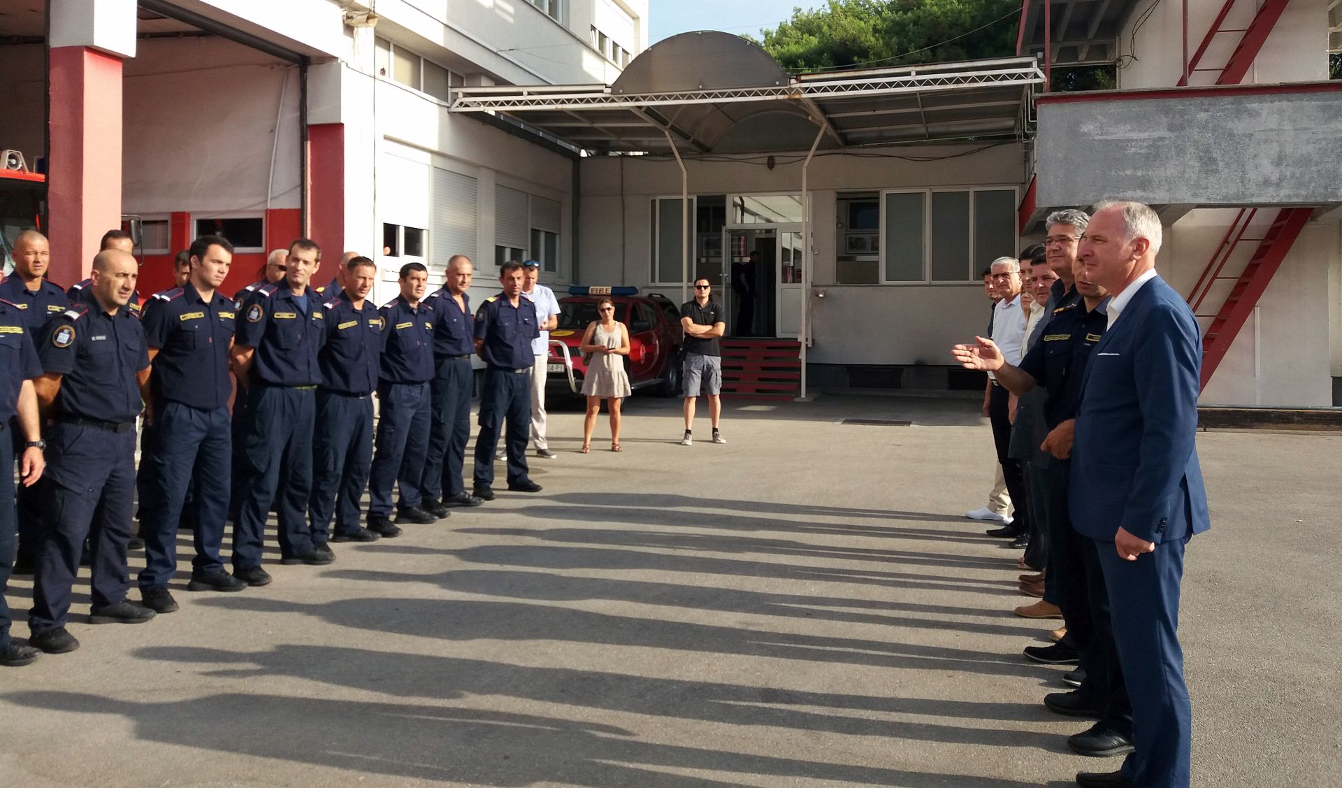Split, 24.7.2017 - Pripadnici Javne vatrogasne postrojbe (JVP) Grada Splita te tri gradska DVD-a: Split, Slatine i rnovnica postrojeni su u ponedjeljak ujutro doèekali gradonaèelnika Andru Krstuloviæa Oparu koji je vatrogascima osobno doao zahvaliti to su obranili Split od najveæeg poara u tom dijelu Hrvatske. Na slici Andro Krstuloviæ Opara s vatrogascima.
foto HINA/ aklina JURIÆ/ ua