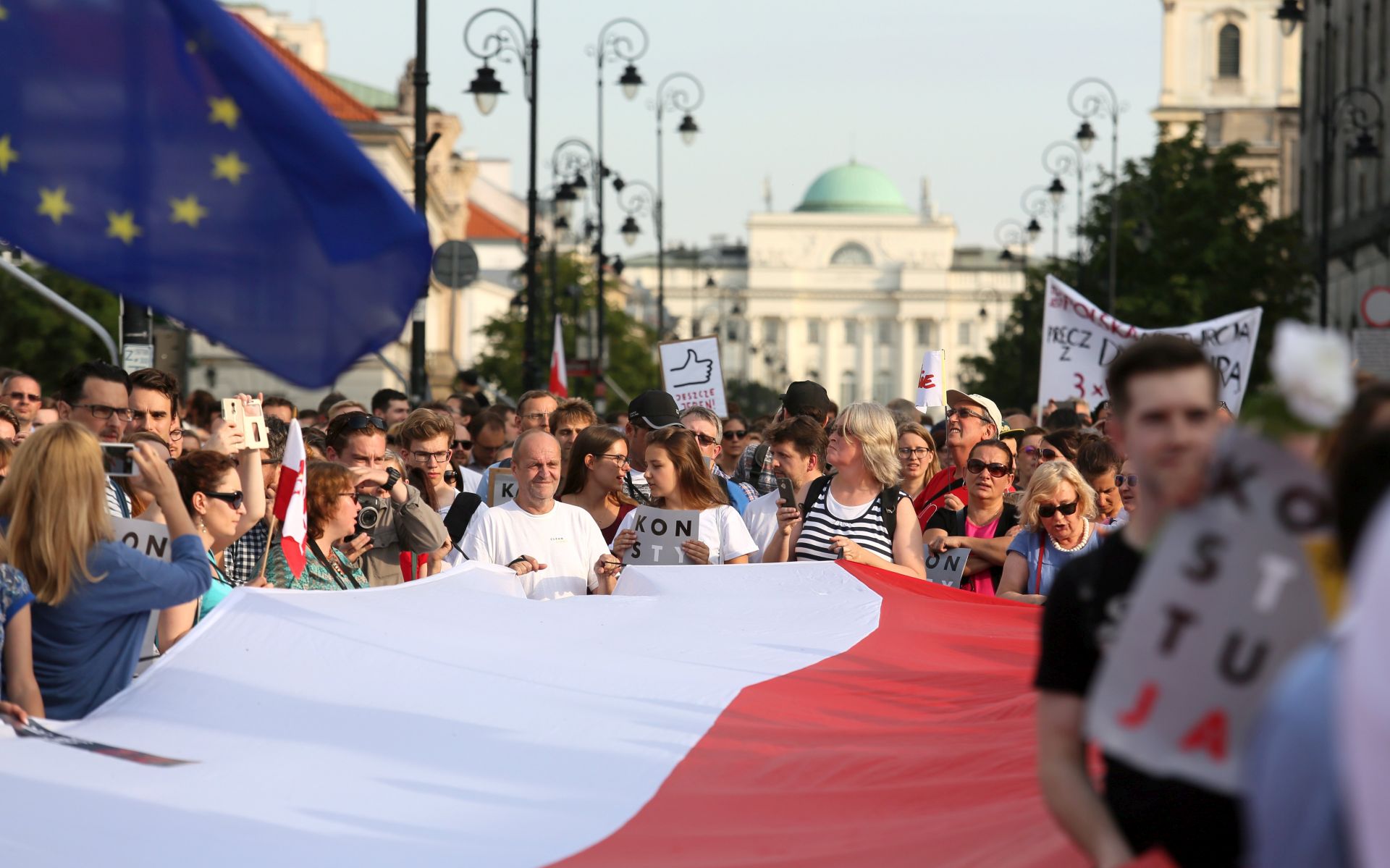 epa06107202 People take part in a protest to express their opposition to the reform of the judical law in front of the Presidential Palace in Warsaw, Poland, 24 July 2017. Earlier in the day, Polish President Andrzej Duda said in a statement that he will veto Supreme Court and National Judiciary Council bills. Large protests have been held across Poland in the past week over rules passed 20 July by the ruling party that would limit the independence of the judiciary.  EPA/LESZEK SZYMANSKI POLAND OUT