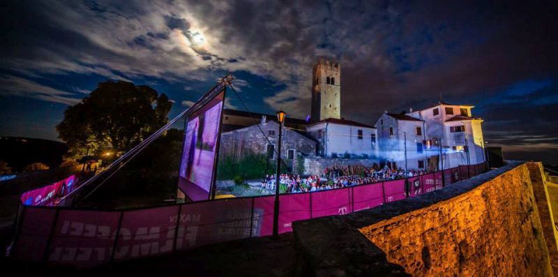 Motovun, 25.07.2017. - Kratkom sveèanoæu otvaranja te filmom "Poèasni graðanin" Mariana Cohna i Gastona Duprata u utorak naveèer je na motovunskom trgu poèeo 20. jubilarni Motovun Film Festival (MFF). foto HINA/ Motovun Film Festival/ lsd