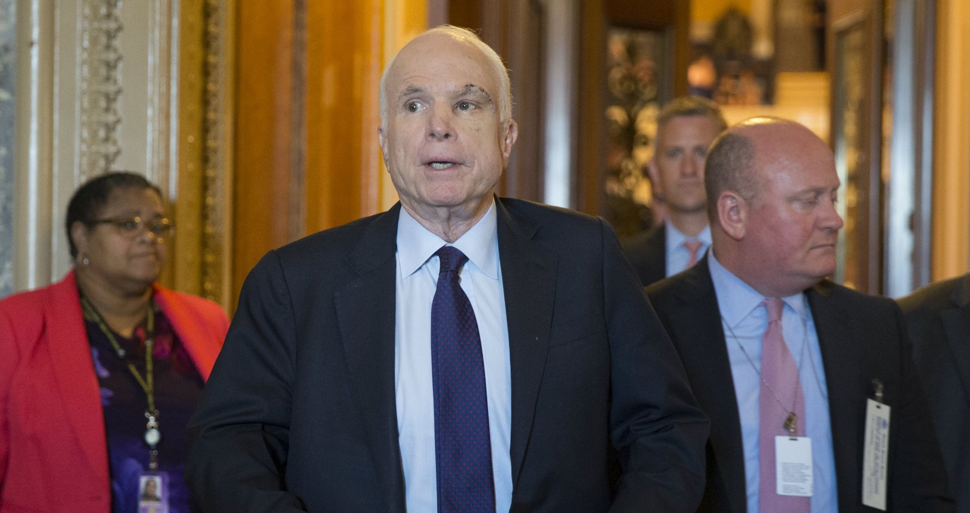 epa06111495 Republican Senator from Arizona John McCain (C) walks off the Senate floor after the Senate voted down a bill to repeal the Affordable Care Act without a replacement, on Capitol Hill in Washington, DC, USA, 26 July 2017. The measure to replace Obamacare without a replacement failed with seven Republicans voting against it.  EPA/MICHAEL REYNOLDS