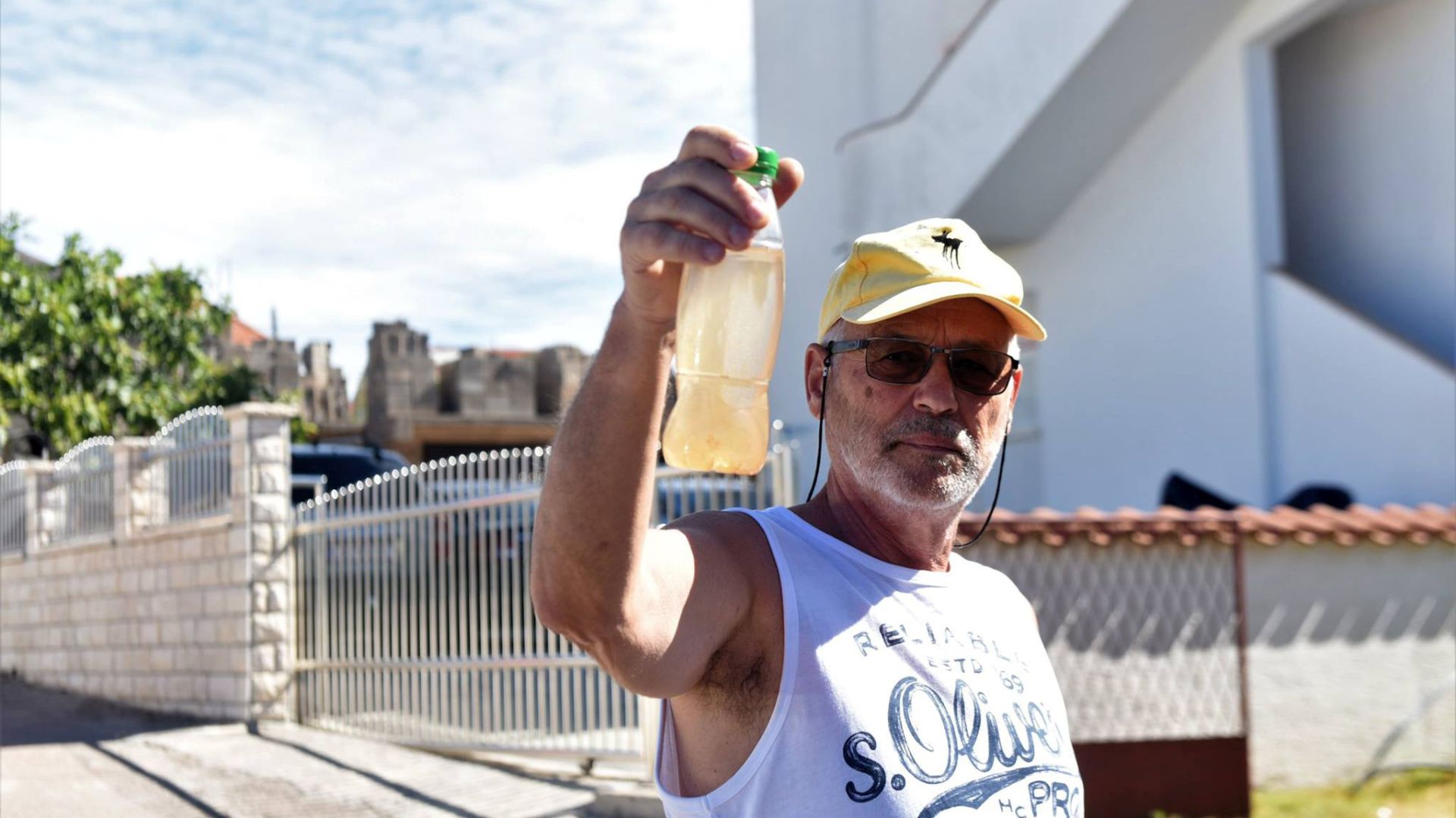 Vodice, 27.7.2017 - Stanari tridesetak kuæa u ulicama Blata i Prviæka u Vodicama, kojima je pitka voda zagaðena prodorom fekalija iz buotine ispred zgrade investitora Zorana Josipoviæa, pozvali su u svoju ulicu medije medije kako bi javnosti ukazali na probleme koje su ih zatekli usred turistièke sezone.
foto HINA/ ua