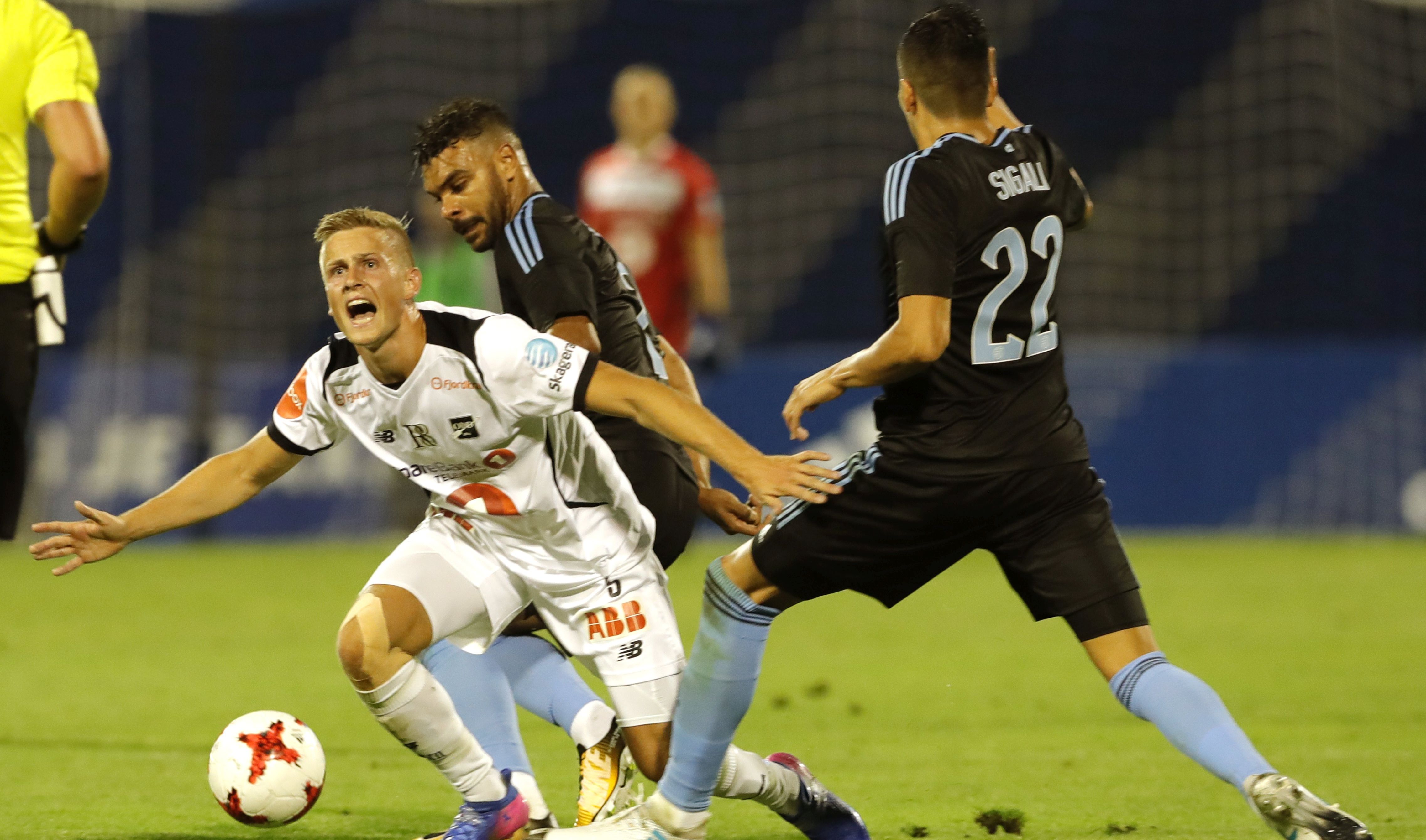 epa06113550 Thomas Grogaard of Odds BK  (L) vies for the ball with  Leonardo Sigali (R) of  GNK Dinamo during the UEFA Europa League third qualifying round , first leg soccer match between GNK Dinamo and Odds BK in Zagreb, Croatia, 27 July 2017.  EPA/ANTONIO BAT