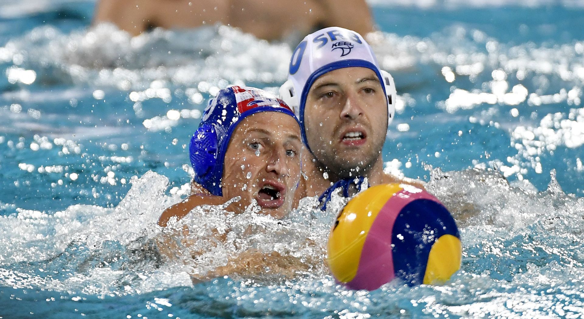 epa06113557 Sandro Sukno (L) of Croatia and Filip Filipovic of Serbia fight for the ball during the men's water polo semifinal match between Serbia and Croatia at the 17th FINA Swimming World Championships in Budapest, Hungary, 27 July 2017.  EPA/Szilard Koszticsak HUNGARY OUT