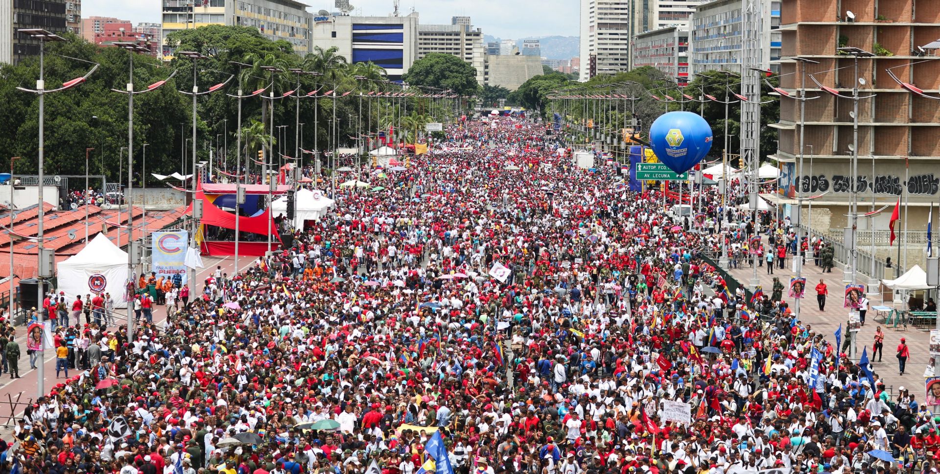 epa06113716 A handout photo made available by the Miraflores Palace press office shows a large crowd attending a Government act led by Venezuelan President Nicolas Maduro (unseen) in Caracas, Venezuela, 27 July 2017. Maduro invited the Opposition to join a 'table of dialogue' to seek reconciliation prior to voting for a special National Constituent Assembly (ANC) scheduled for 30 July 2017.  EPA/MIRAFLORES PALACE HANDOUT  HANDOUT EDITORIAL USE ONLY/NO SALES