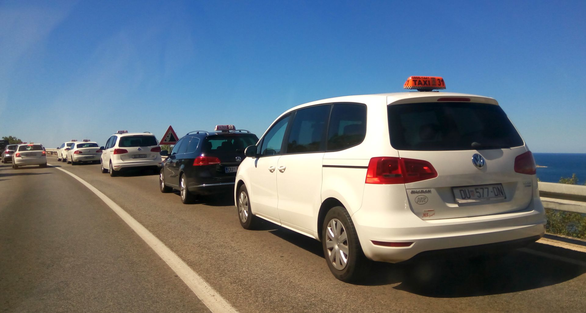 Dubrovnik, 28.7.2017 - Taksisti u Splitu, Dubrovniku i Zagrebu u petak su ponovno organizirali prosvjed protiv poslovanja Ubera u Hrvatskoj, traeæi da se ukine Uberova aplikacija koja djeluje ilegalno. Na slici taksisti u Dubrovniku.
foto HINA/ Nika MILETIÆ/ ua