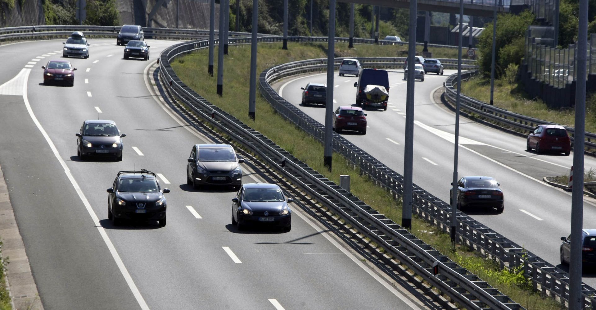 Rijeka, 29.07.2017. - Vrlo gust promet je na cestama u smjeru mora i unutranjosti, a kolone su na autocestama A1, A3 i A4, izvijestio je u subotu ujutro Hrvatski autoklub (HAK). Na slici automobili na èvoritu Diraèje rijeèke zaobilaznice u 10 sati.
foto HINA/ Miljenko KLEPAC/ ua
