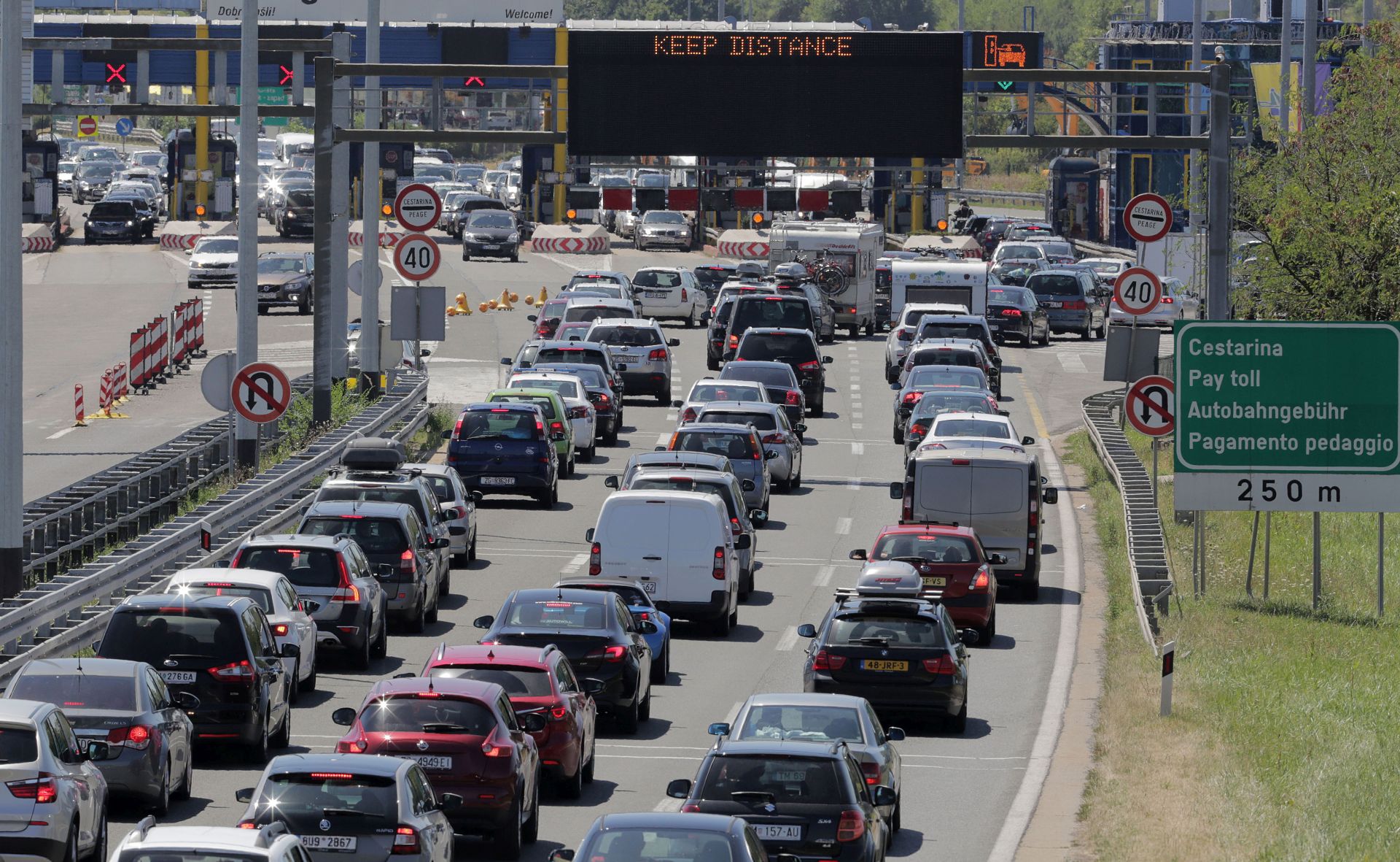 Zagreb, 29.7.2017 - Gužve na hrvatskim cestama. Na ulazu na autocestu pred naplatom Lučko kolona je oko 1 km.
foto HINA/ Tomislav PAVLEK /tp