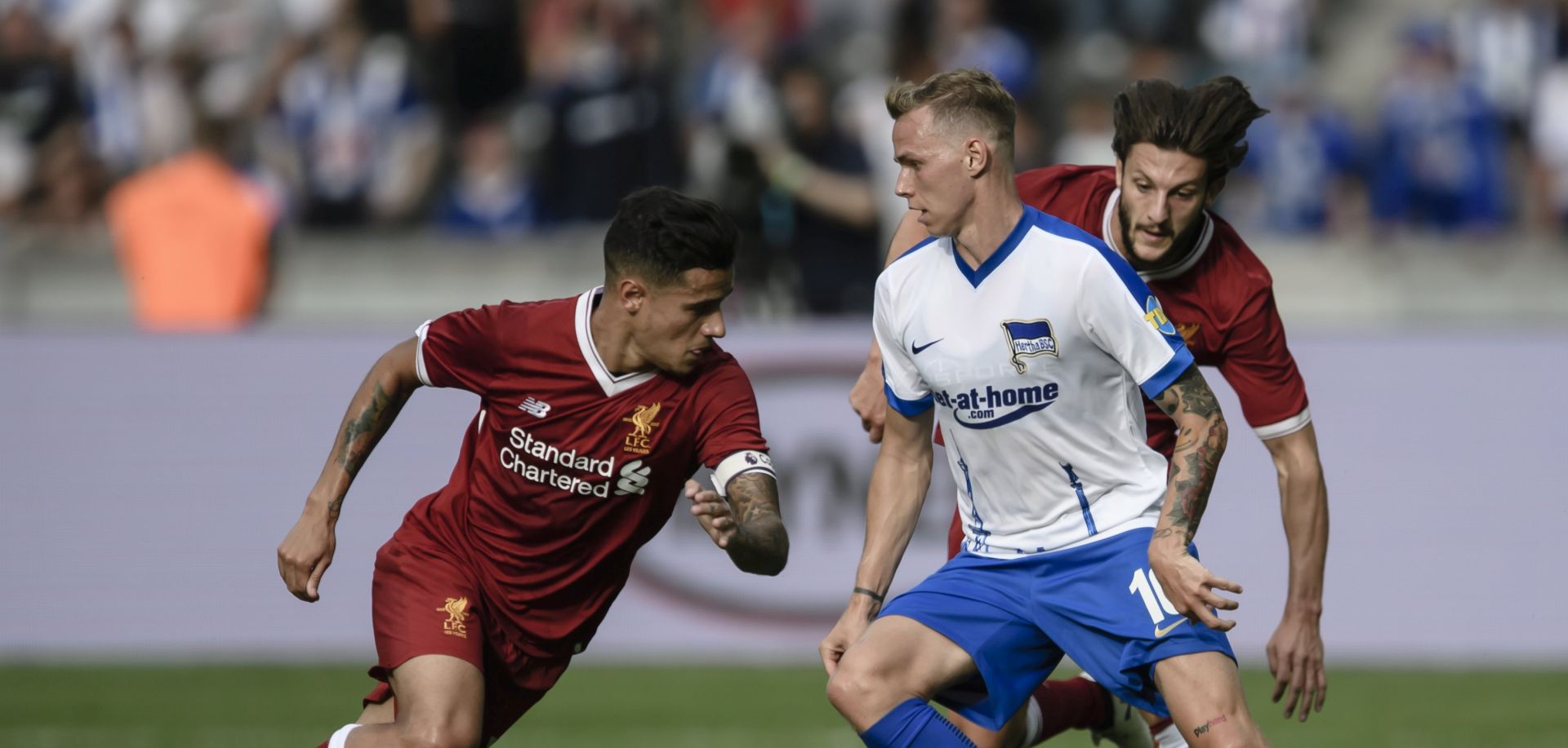 epa06116425 Liverpool’s Philippe Coutinho (L) and Liverpool’s Adam Lallana (R) in action against Berlin's Ondrej Duda during the pre-season friendly between Hertha BSC and Liverpool FC in Berlin, Germany, 29 July 2017.  EPA/CLEMENS BILAN