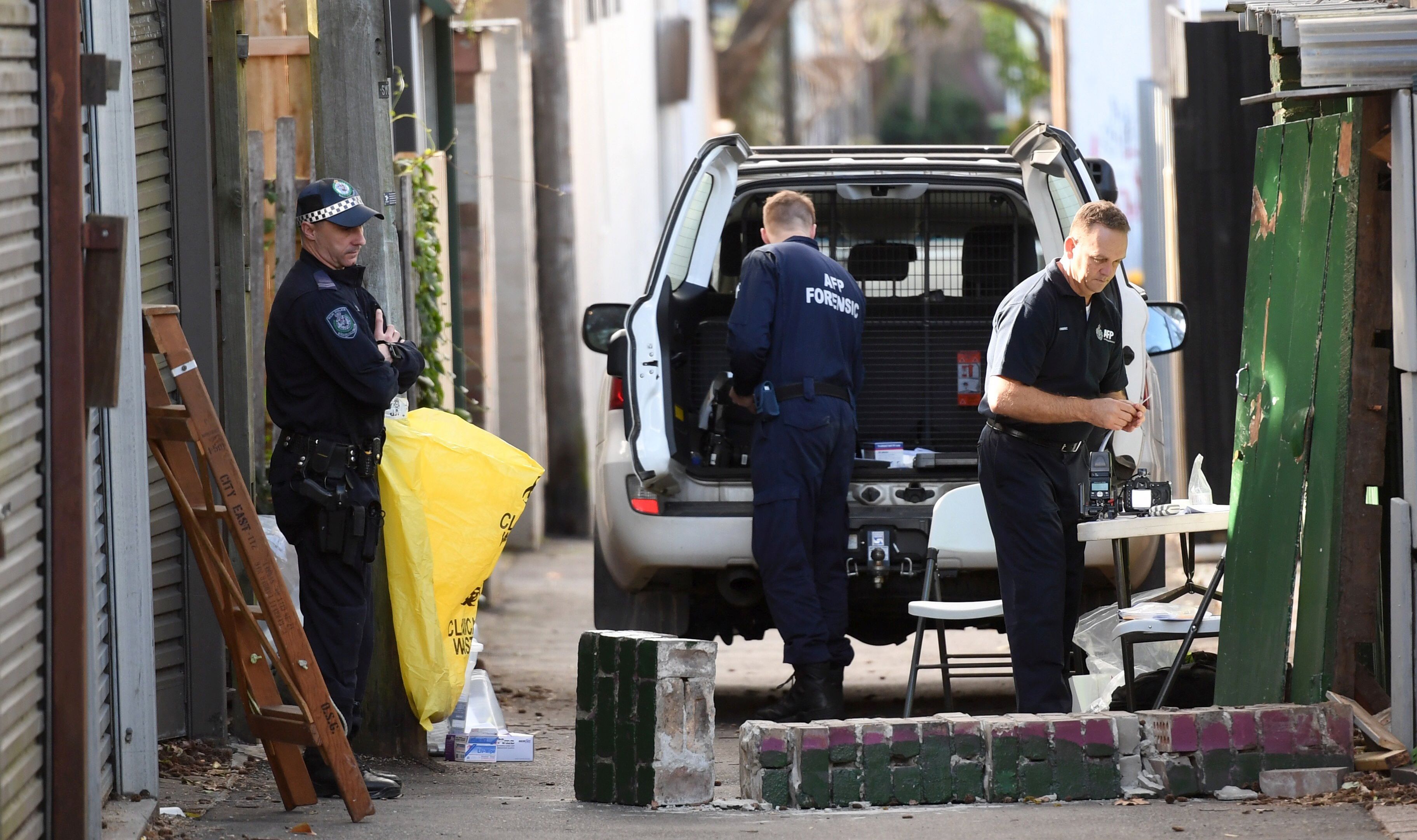 epa06116907 Federal and State Police officers are seen at a crime scene in Surry Hills, Sydney, New South Wales (NSW), Australia, 30 July 2017. Four men have been arrested after the NSW Joint Counter Terrorism team conducted raids throughout Sydney suburbs late 29 July.  EPA/SAM MOOY  AUSTRALIA AND NEW ZEALAND OUT