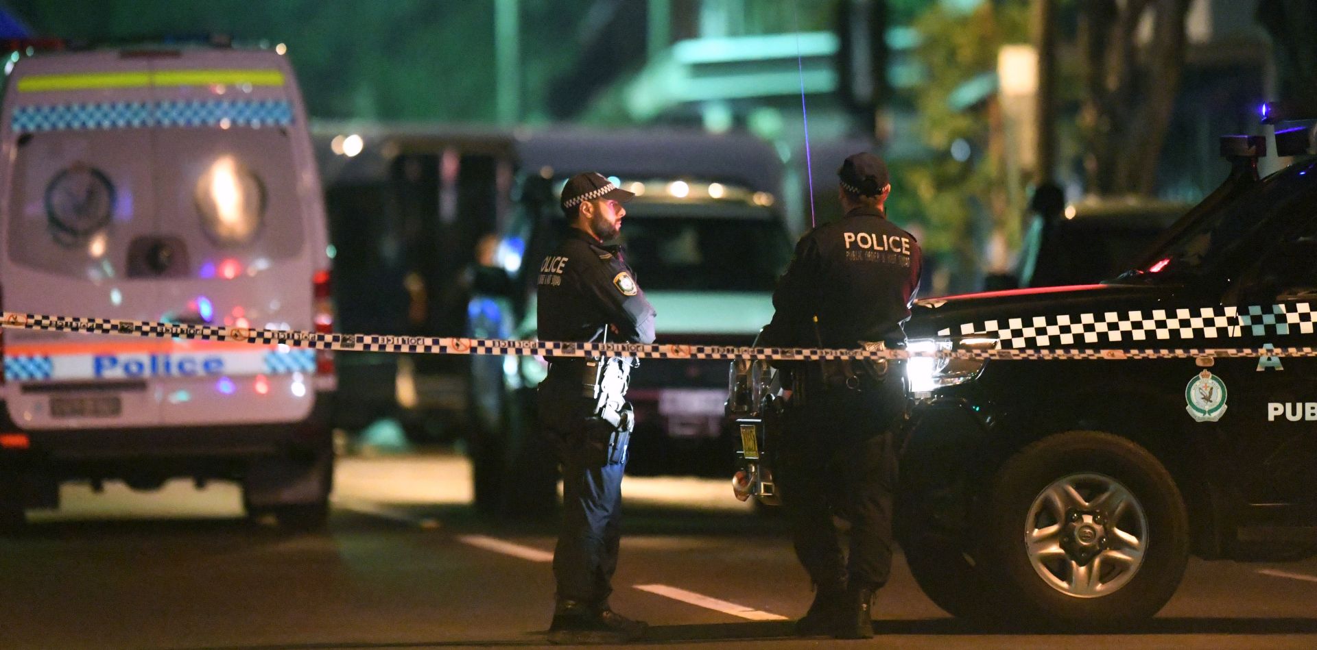 epa06116900 Australian Federal Police (AFP) and NSW Police officers are seen during counter-terrorism raids in Surry Hills, Sydney, New South Wales (NSW), Australia, 29 July 2017. Four men have been arrested after the NSW Joint Counter Terrorism team conducted raids throughout Sydney suburbs late in the day.  EPA/SAM MOOY  AUSTRALIA AND NEW ZEALAND OUT