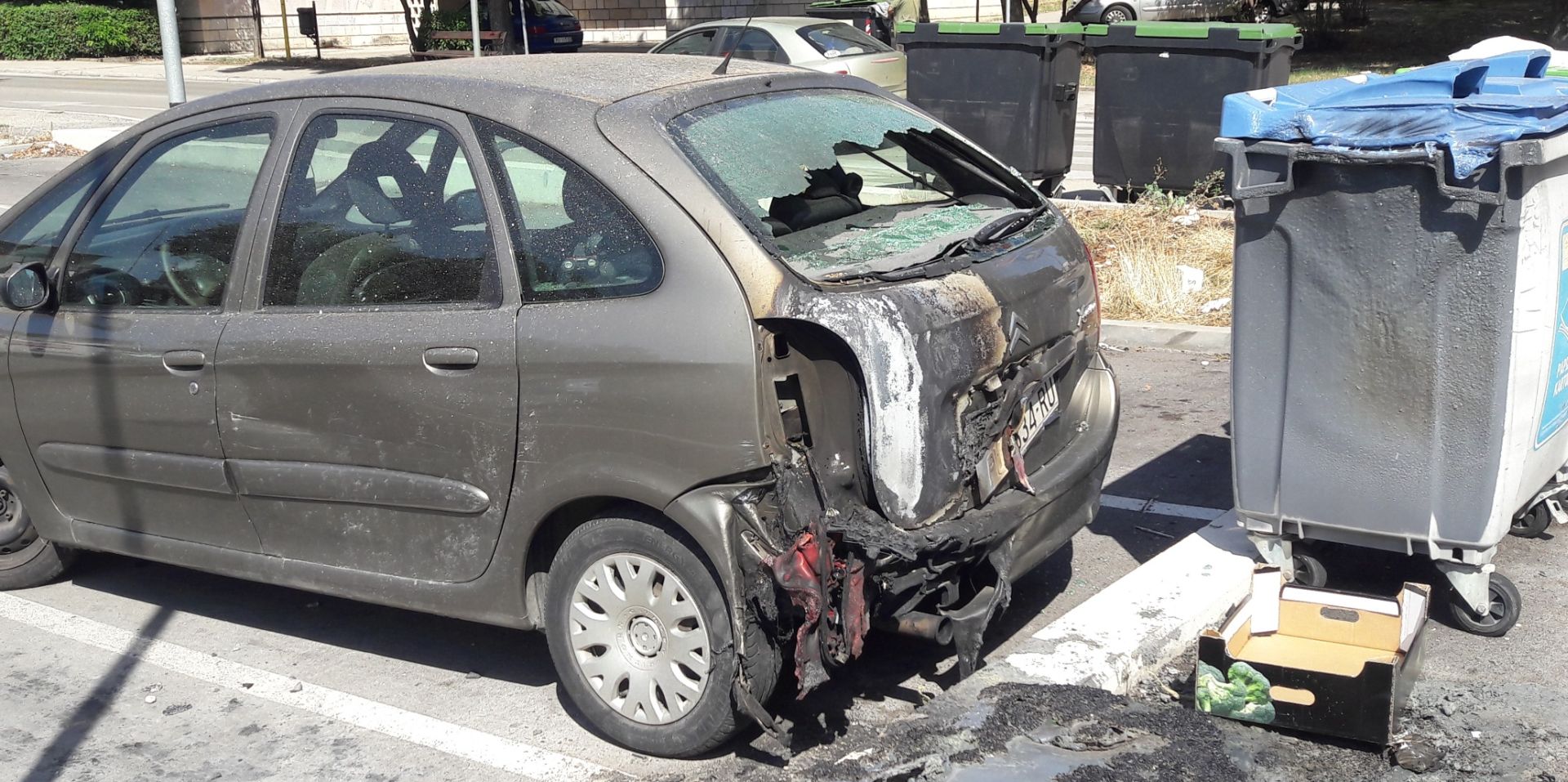 Pula, 31.07.2017. - Pet požara za koji se osnovano sumnja da su podmetnuti dogodilo se u noći s nedjelje na ponedjeljak u Puli kojom prigodom su zapaljena dva stabla, dva kontejnera za smeće i samo smeće uslijed kojih su oštećena tri osobna vozila i vrata  trgovine, potvrdila je u ponedjeljak poslijepodne istarska policija.
foto HINA/ Daniel SPONZA/ es
