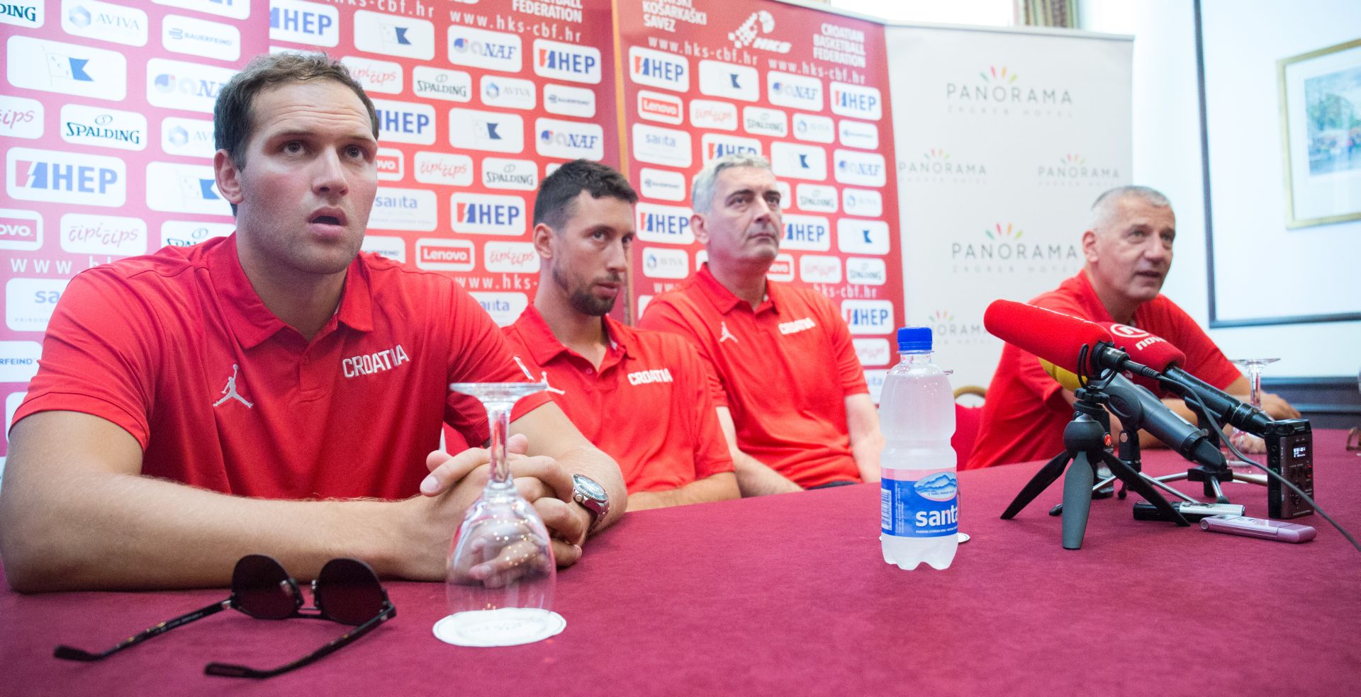 Zagreb, 31.07.2017 - Konferencija Hrvatske košarkaške reprezentacije uoci odlaska na pripreme u Sv. Martin na Muri. Na fotografiji Bojan Bogdanović, Roko Leni Ukić, Stojko Vranković, Aleksandar Petrović.  foto HINA/ Daniel KASAP/ ik