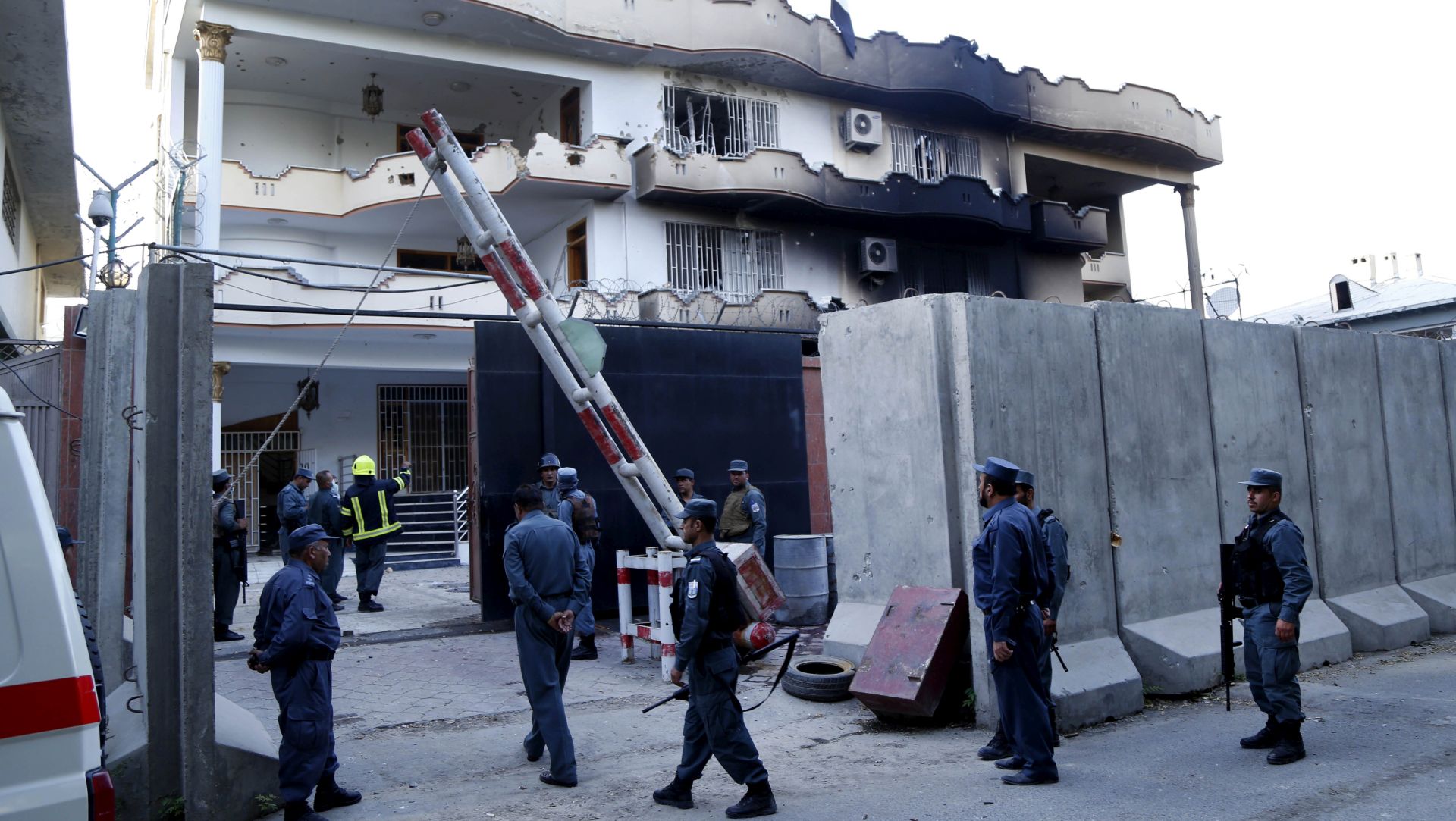 epa06118839 Afghan security officials secure the Iraqi embassy after an attack allegedly carried out by the Islamic State, in Kabul, Afghanistan, 31 July 2017. A suicide bomber blew himself up outside the Iraqi embassy in Kabul, attack claimed by the Islamic State group, Afghan officials said. IS claims on their media sources seven were killed, no official confirmation yet.  EPA/HEDAYATULLAH AMID