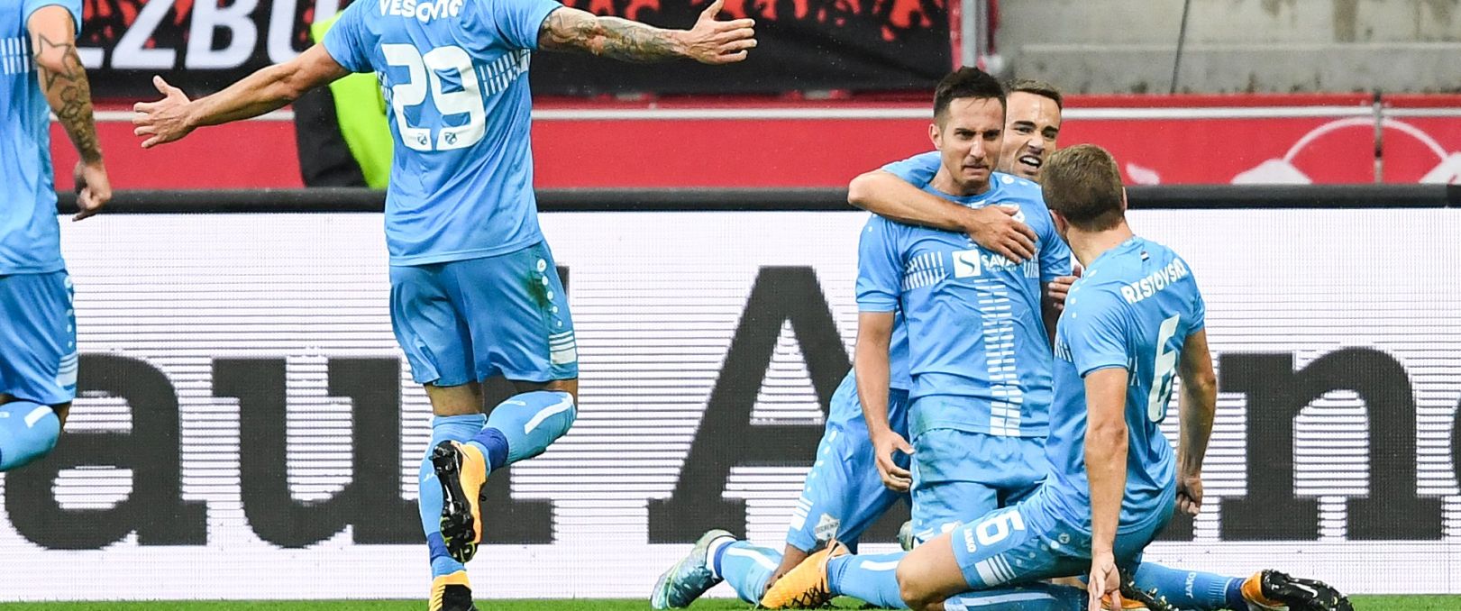 epa06110965 Mario Gavranovic of HNK Rijeka (2-R) celebrates with team mates during the UEFA Champions League third qualifying round, first leg match between Salzburg and HNK Rijeka in Salzburg, Austria, 26 July 2017.  EPA/ANDREAS SCHAAD