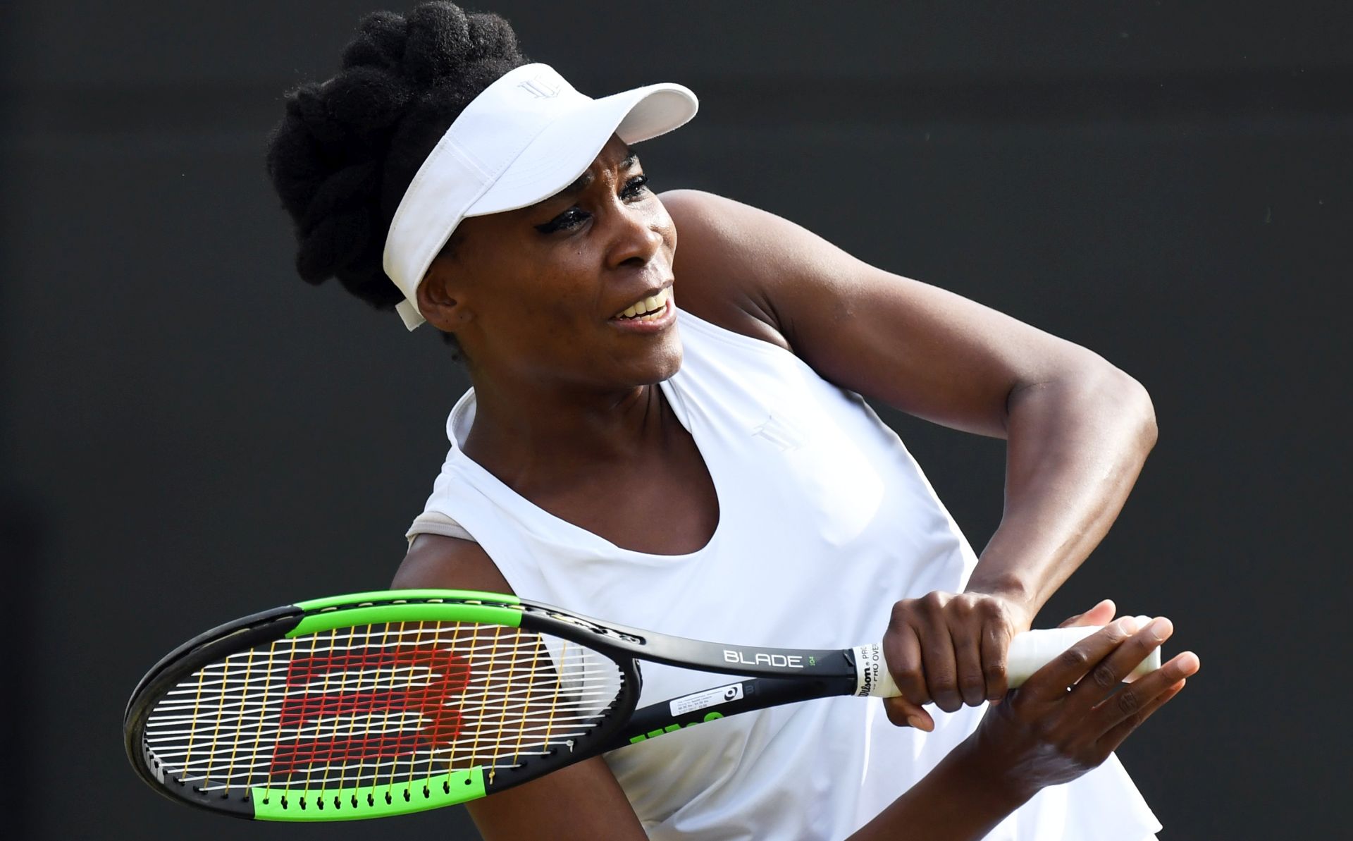 epa06073629 Venus Williams of the US returns to Naomi Osaka of Japan in their third round match during the Wimbledon Championships at the All England Lawn Tennis Club, in London, Britain, 07 July 2017.  EPA/FACUNDO ARRIZABALAGA EDITORIAL USE ONLY/NO COMMERCIAL SALES