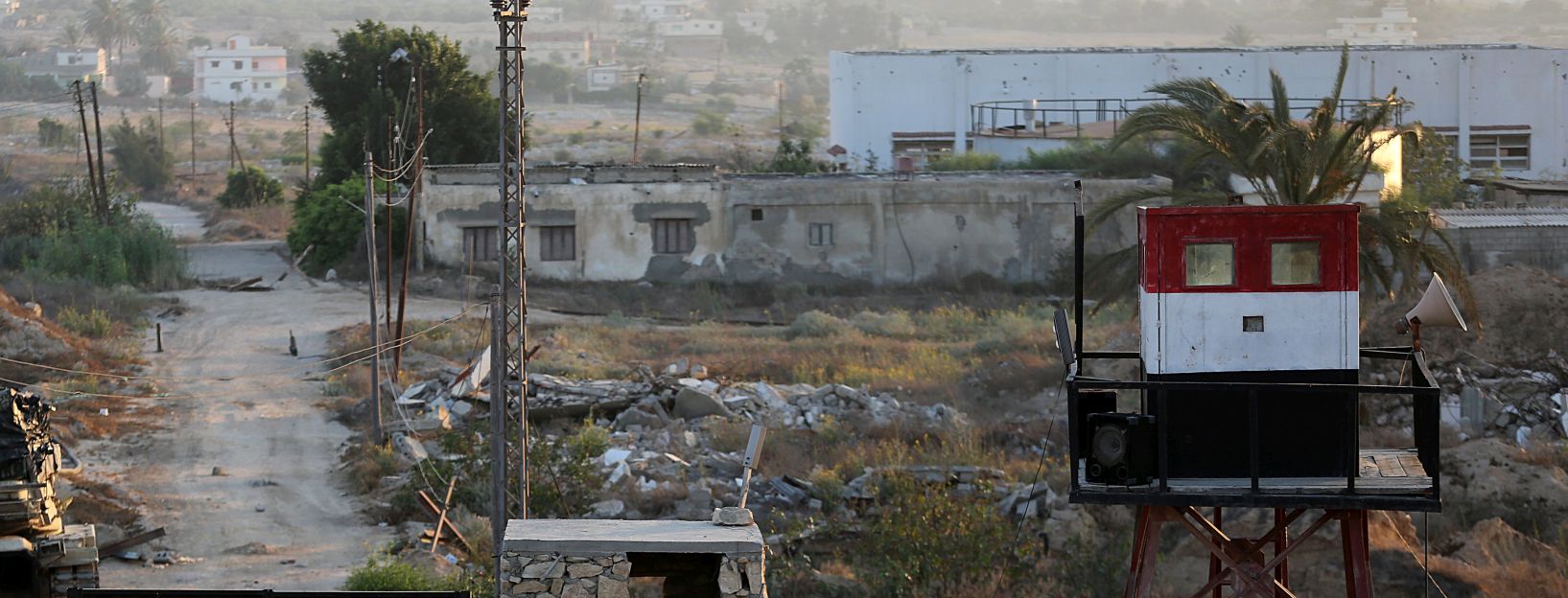 epa06077561 Egyptian military watctower seen near the border with Gaza Strip, 08 July 2017 (issued 09 July 2017). According to reports, at least 26 Egyptian military personnel were killed and 20 wounded on 07 July in a terror attack on an army checkpoint south of the city of Rafah, bordered by the Palestinian Gaza Strip. Northern Sinai is under a state of emergency since October 2014.  EPA/MOHAMMED SABER