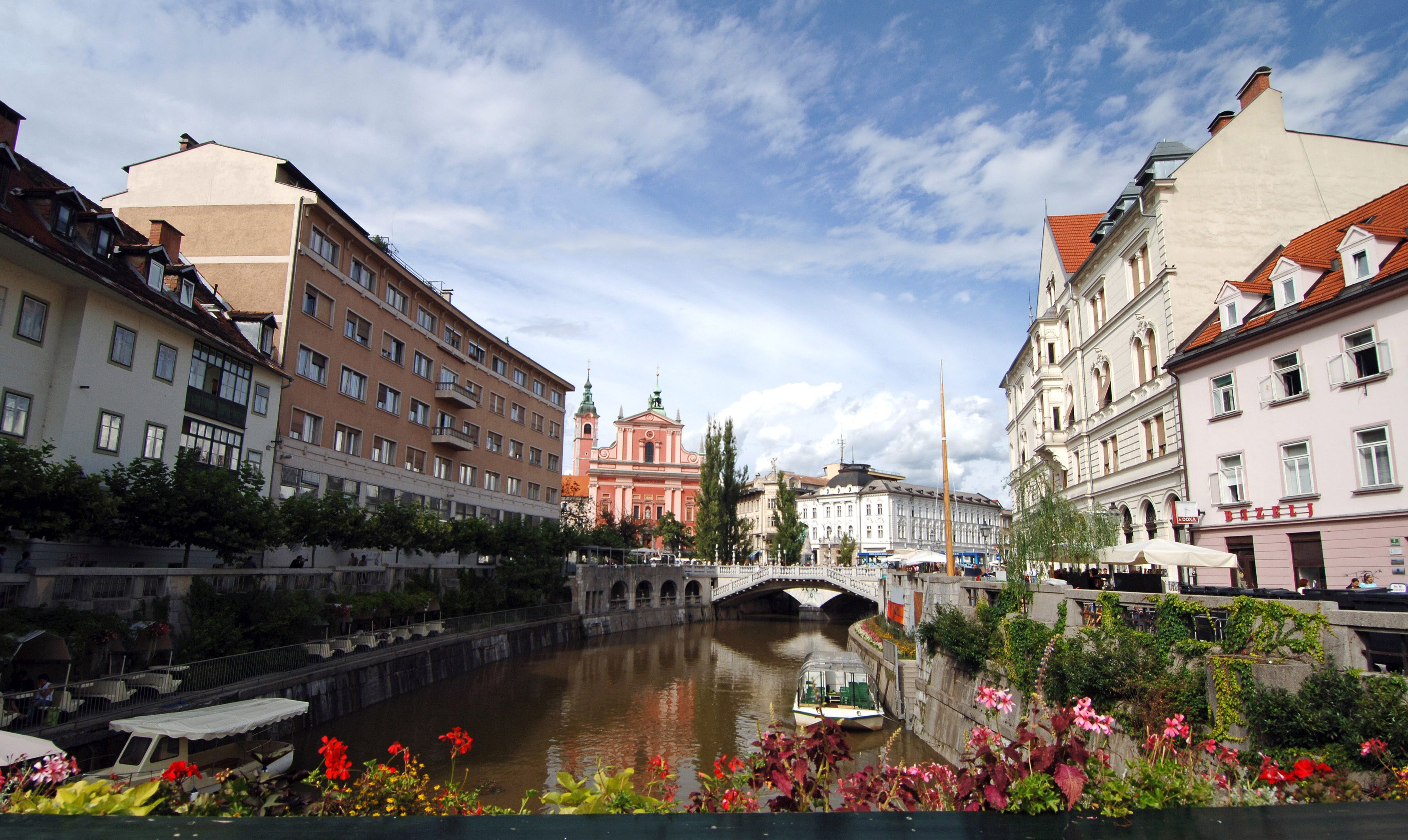 Ljubljana, 04.02.2013 - Tri èetvrtine Slovenaca smatra da bi trebalo ratificirati hrvatski pristupni ugovor s Europskom unijom iako se èini da je za to sve manje moguænosti, tvrdi u ponedjeljak ljubljansko "Delo", pozivajuæi se na rezultate ankete u kojoj je vie od 500 ispitanika odgovaralo na pitanja u vezi s raspletom slovenske politièke krize. Arhivska fotografija prikazuje centar Ljubljane.
foto FaH/ STA/ ds