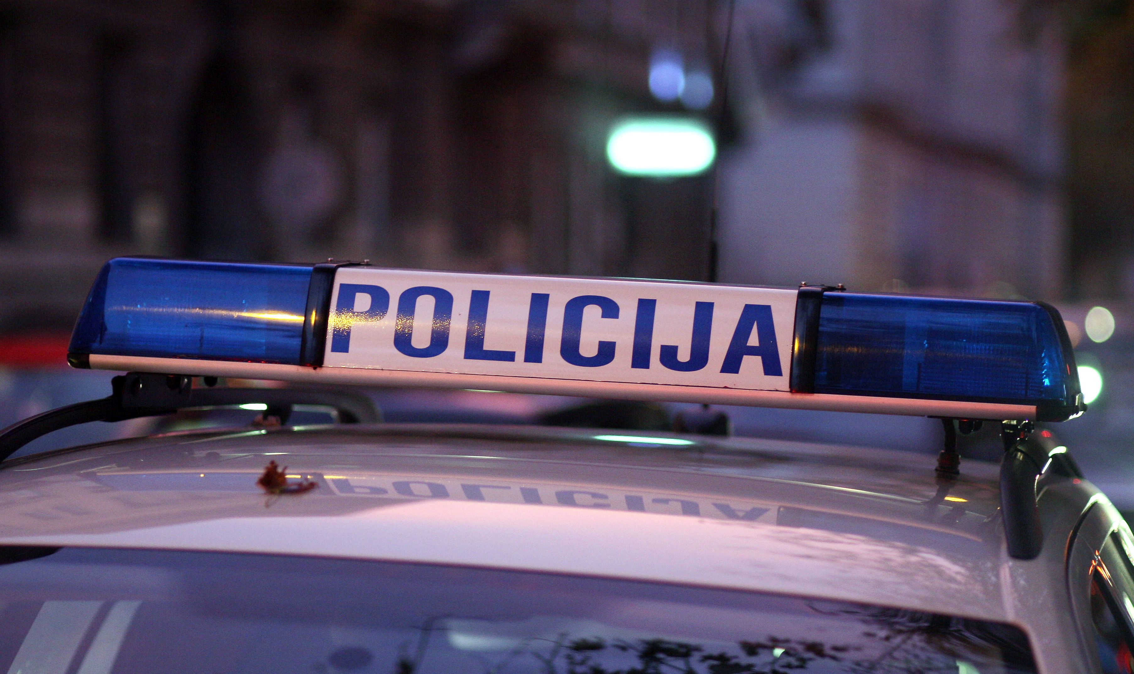 ibenik, 09.04.2012 - Arhivska fotografija od 12.10.2011. godine prikazuje policijski automobil u Gajevoj ulici u Zagrebu. Zbog sprjeèavanja slubene osobe u obavljanju slubene dunosti, u policijsku pritvorsku jedinicu u ibeniku jutros su oko 4,50 sati dovedena dva mjetanina Tribunja, 32-godinji i 37-godinji mukarac. 
foto FaH/ Damir SENÈAR /ds