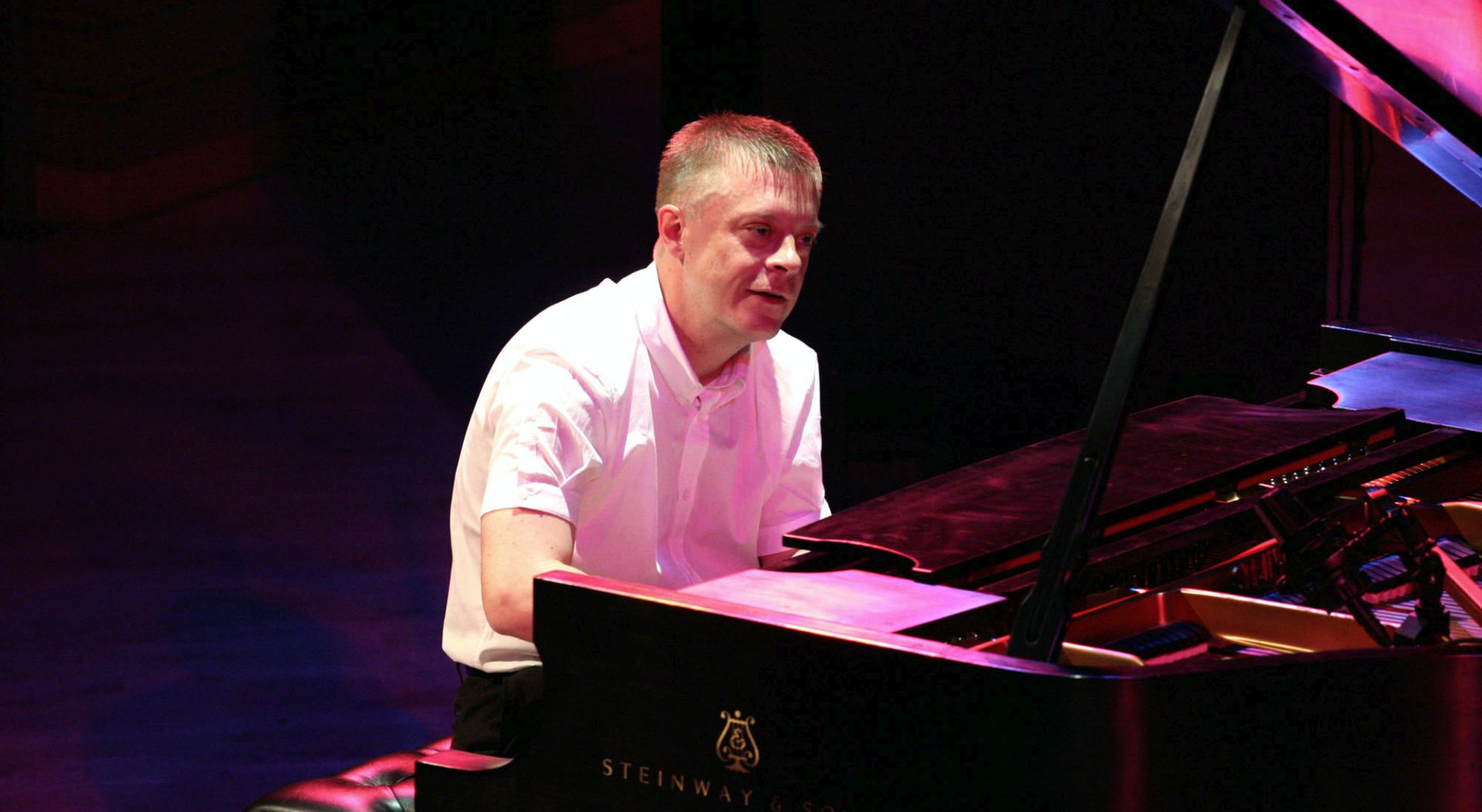 New York, 24.5.2009 - Nastupom nekih od vodeæih hrvatskih jazz glazbenika uz pratnju vie amerièkih izvoðaèa, u subotu je u Lincoln Centru u New Yorku odrano prvo u seriji humanitarnih kulturnih dogaðanja "Za/Iz Hrvatske s ljubavlju", u organizaciji newyorke Zaklade AIC, na kojima se prikupljaju sredstva za potporu zdravstvenim, obrazovnim i socijalnim programima u Hrvatskoj. Na slici Matija Dediæ tijekom koncerta.
foto FaH/ Damir HAINSKI/ ua
