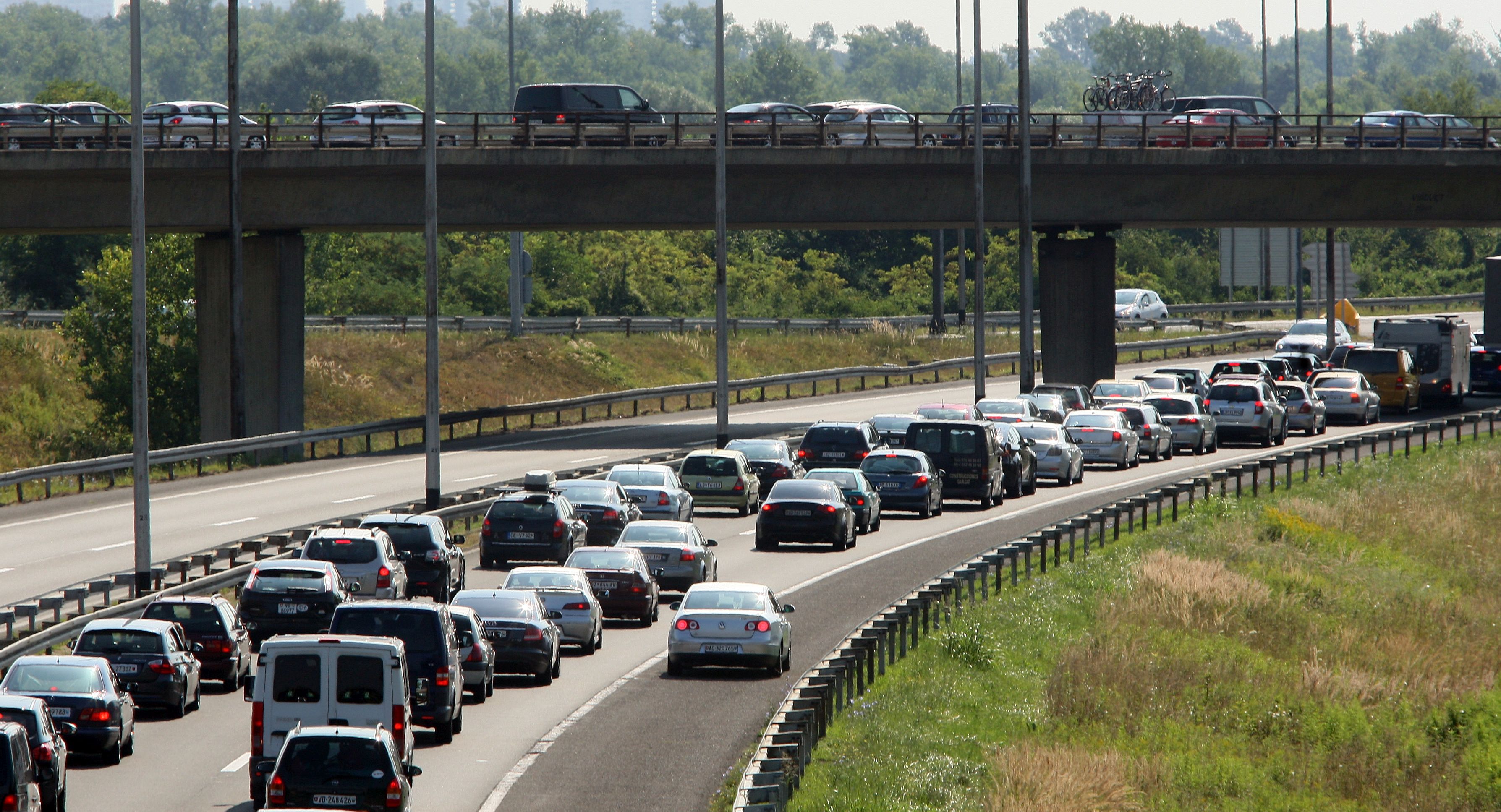 Zagreb, 16.07.2011 - Promet je gust na autocesti A 2 Zagreb-Macelj u smjeru unutranjosti, a vozila se kreæu u koloni iz smjera Maribora i Ptuja prema GP Macelj. Na naplati Zapreiæ u smjeru Zagreba kolona je duga 2 km. Pojaèan je promet takoðer na autocestama A 1 i A 6 Rijeka-Zagreb u smjeru mora osobito izmeðu Zagreba i Bosiljeva gdje se vozi u koloni. Na slici kolona na zagrebaèkoj obilaznici kod Jankomira koja se protee do naplatnih kuæica kod Luèkog.
foto FaH/ Damir SENÈAR /ds