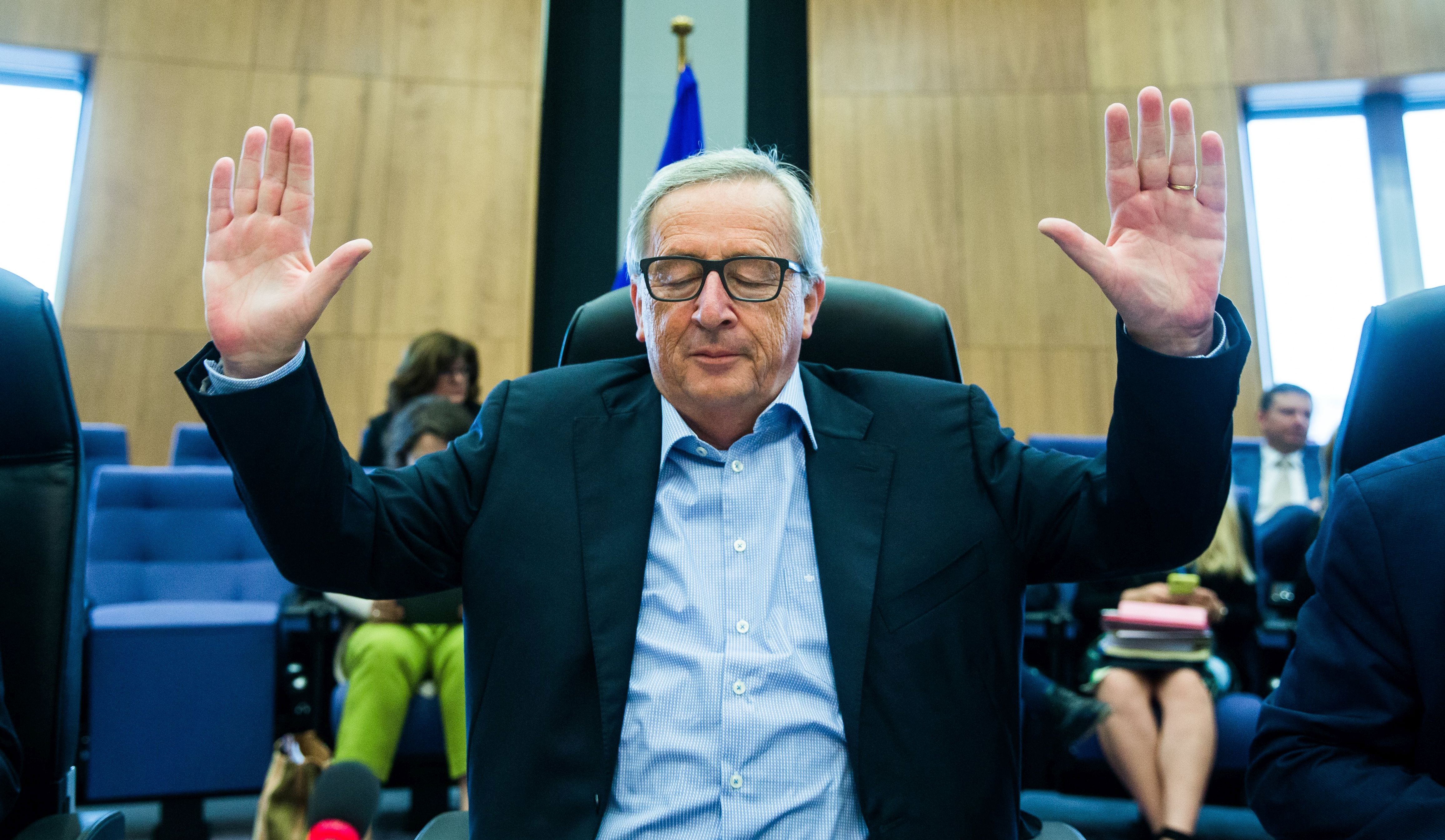 epa06095891 EU Commission President Jean-Claude Juncker gestures as he takes his seat to open the weekly college meeting of the European Commission in Brussels, Belgium, 19 July 2017.  EPA/STEPHANIE LECOCQ