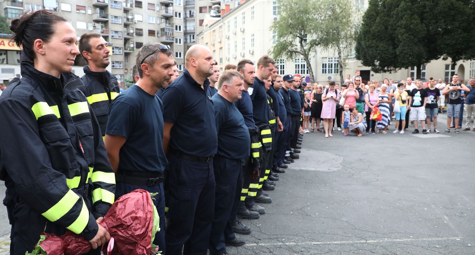 Zagreb, 20.07.2017. - Povratak zagrebaèkih vatrogasaca s intervencije gaenja poara u okolici Splita. Na fotografiji vatrogasci i graðani u sjeditu Javne vatrogasne postrojbe Grada Zagreba u Savskoj cesti. foto HINA/ Lana SLIVAR DOMINIÆ/ lsd