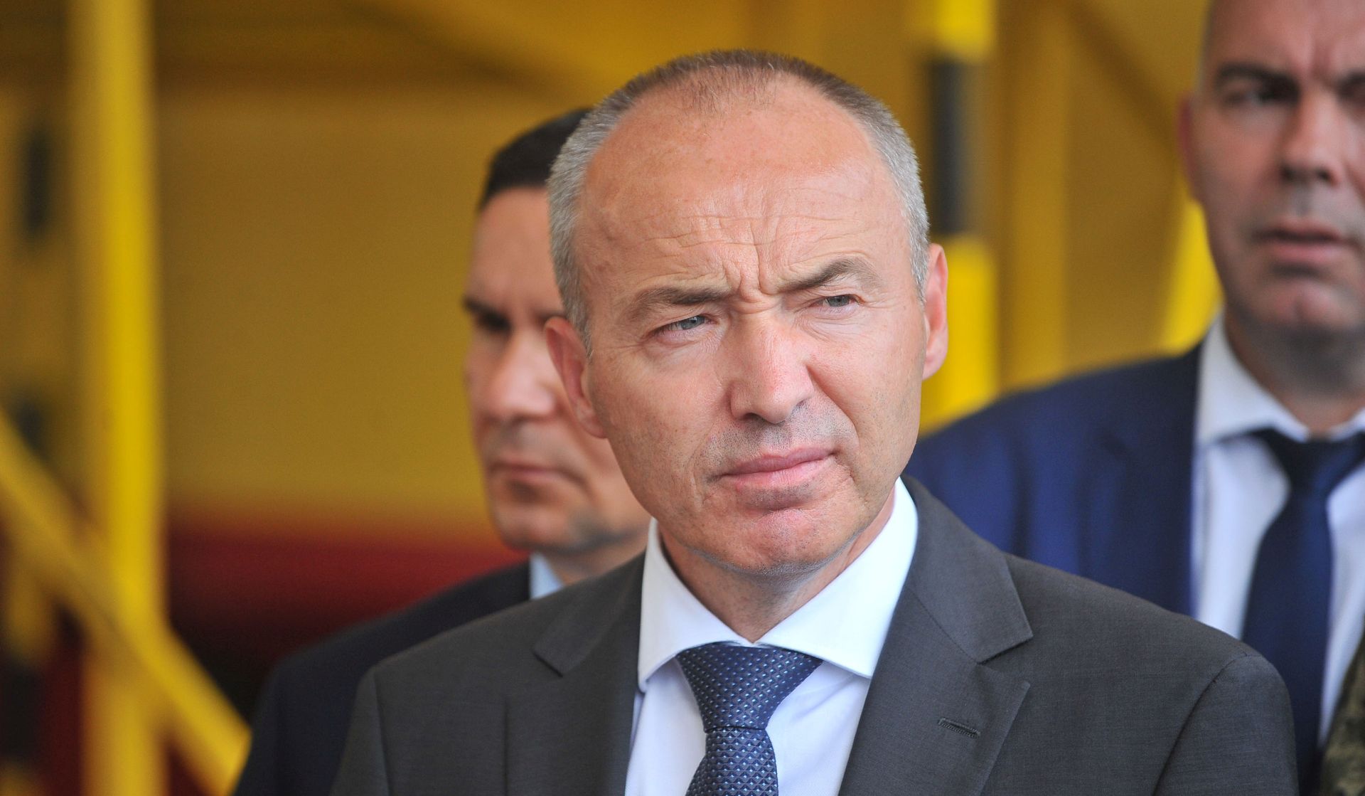 Zadar, 21.07.2017 - Premijer Andrej Plenkoviæ u pratnji ministra obrane Damira Krstièeviæa i naèelnika Glavnog stoera Oruanih snaga RH generala zbora Mirka undova posjetio je u petak 93. zrakoplovnu bazu HRZ i PZO u vojarni "Pukovnik Mirko Vukuiæ" u Zemuniku, gdje se susreo s pripadnicima zraènih snaga Protupoarnih namjenski organiziranih snaga Oruanih snaga RH koje sudjeluju u gaenju poara. Na slici Damir Krstièeviæ.
foto HINA/ ik