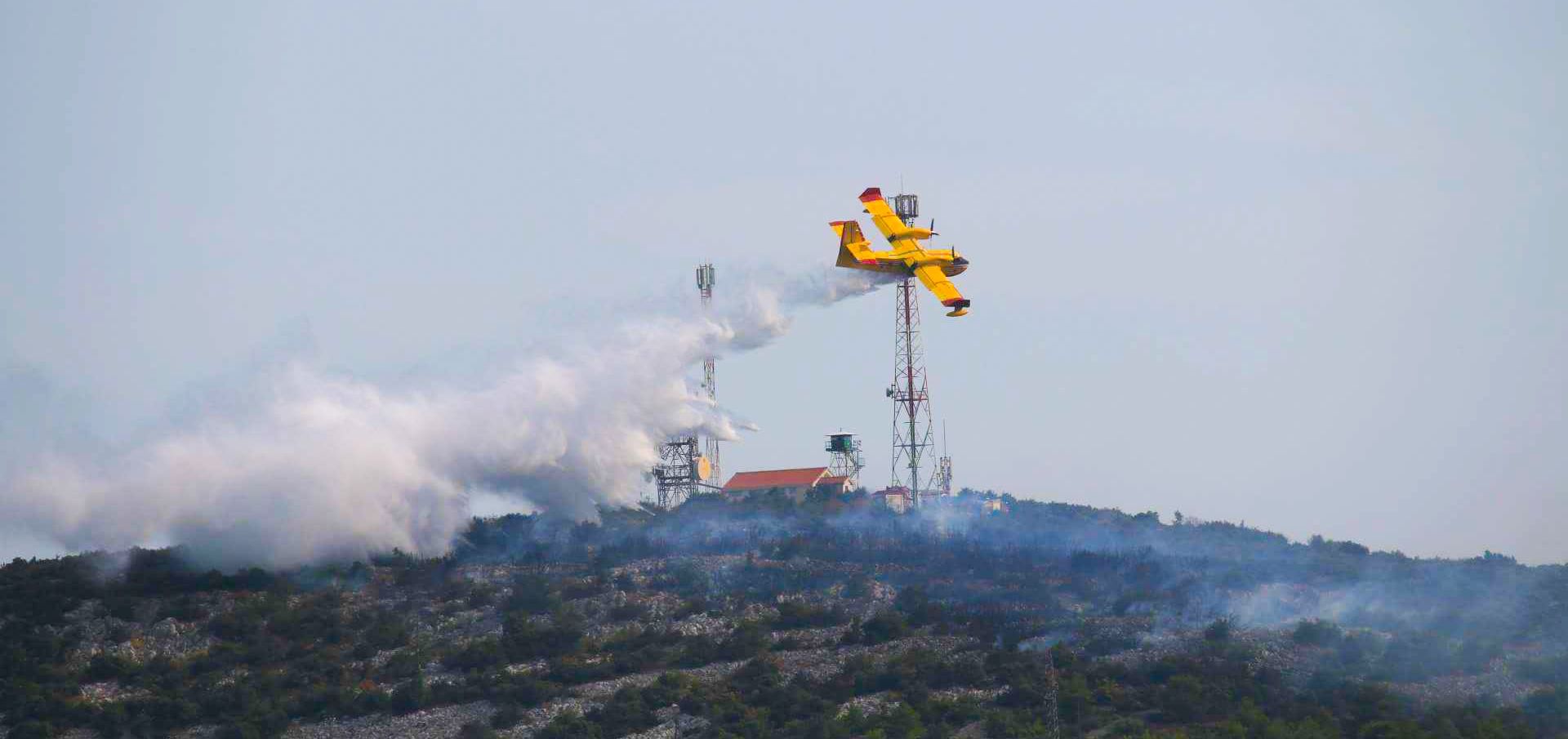 ibenik, 24.07.2017 - Ministarstvo obrane priopæilo je kako su u ponedjeljak popodne èetiri kanadera gasila poar kod mjesta Pokrovnik nedaleko Drnia odakle su, doznaje se, upuæeni na novo poarite u ibensko-kninskoj upaniji, na brdu povie Tisnog.
foto HINA/ ik