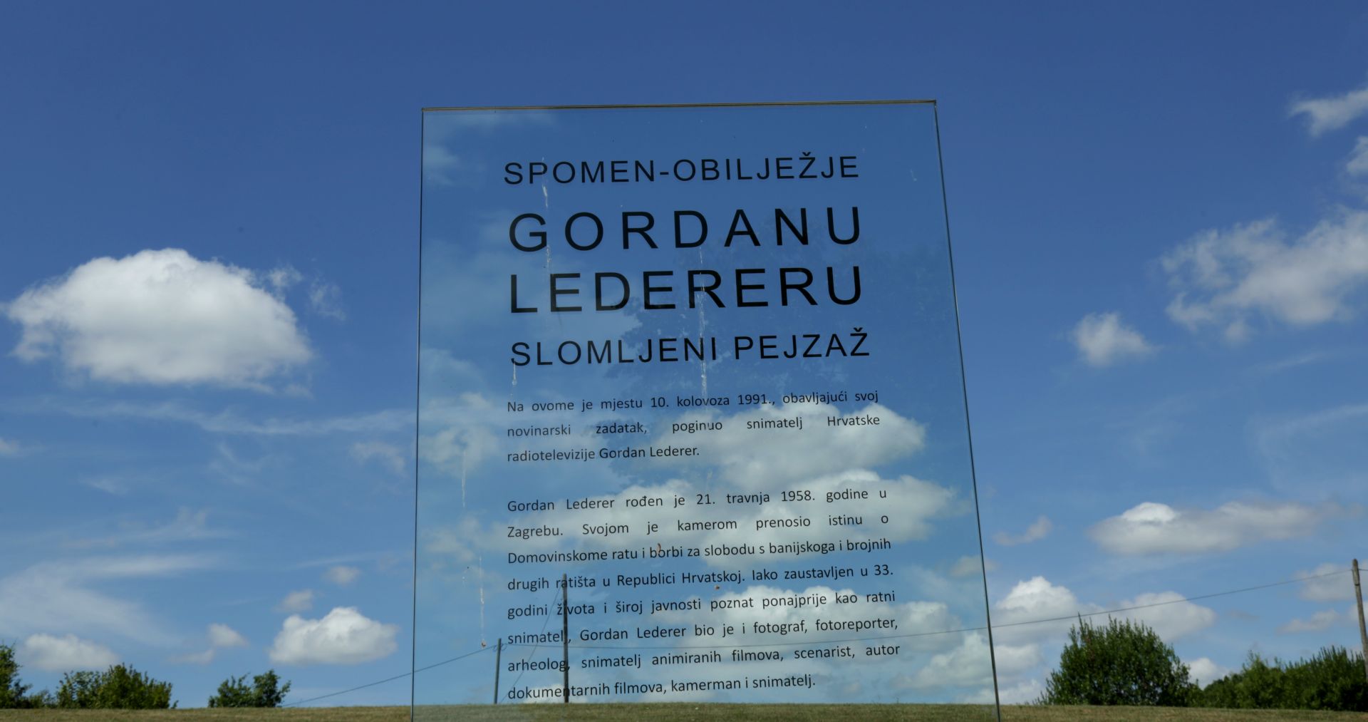 Zagreb, 27.07.2017. -Gordan Lederer jedna je od prvih i najpoznatijih rtava srpske agresije na Hrvatsku. Poginuo je na radnom mjestu, pogoðen metkom snajpera, snimajuæi hrvatske borce u akciji na brdu Èukur iznad Hrvatske Kostajnice 10. kolovoza 1991. tijekom srpskih napada na Pounje.Na slici spomenik Gordanu Ledereru.   foto HINA/Tomislav Pavlek/tp
