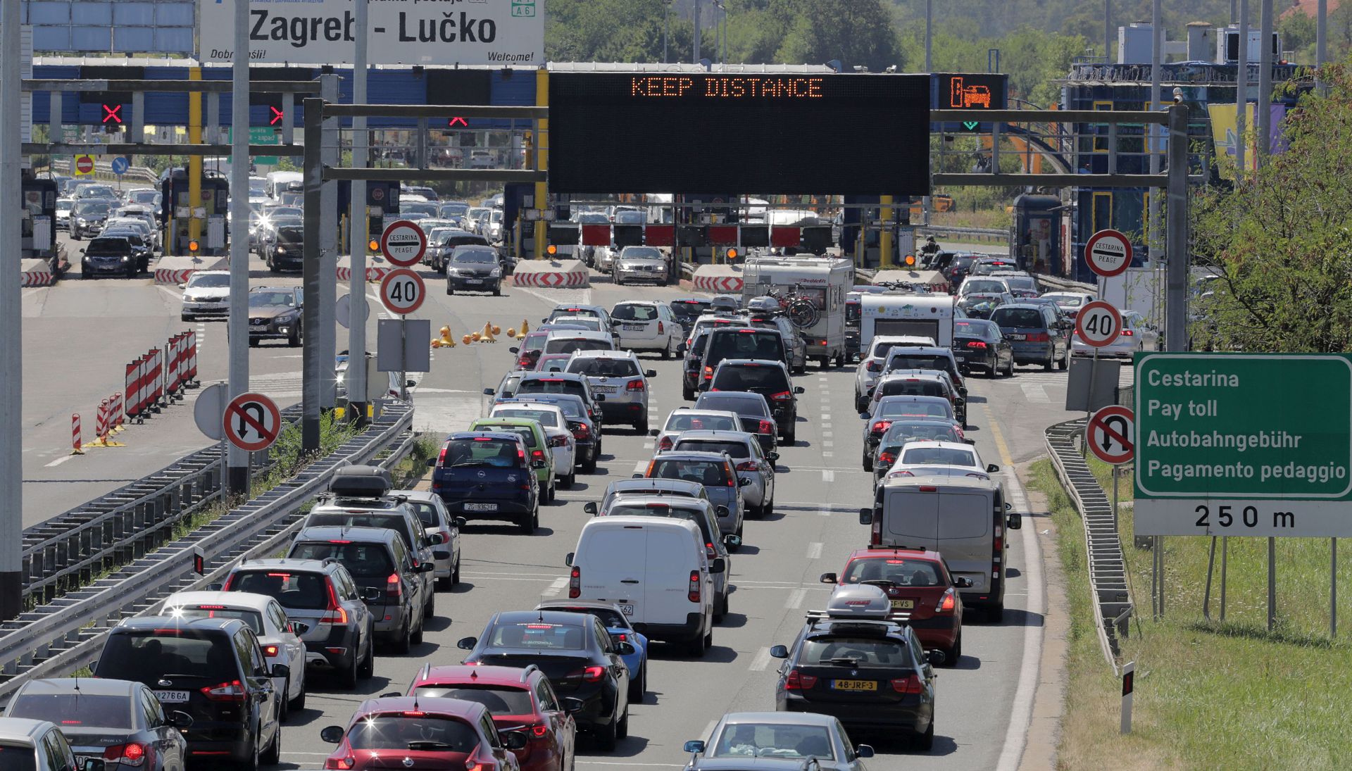 Zagreb, 29.7.2017 - Gužve na hrvatskim cestama. Na ulazu na autocestu pred naplatom Lučko kolona je oko 1 km.
foto HINA/ Tomislav PAVLEK /tp
