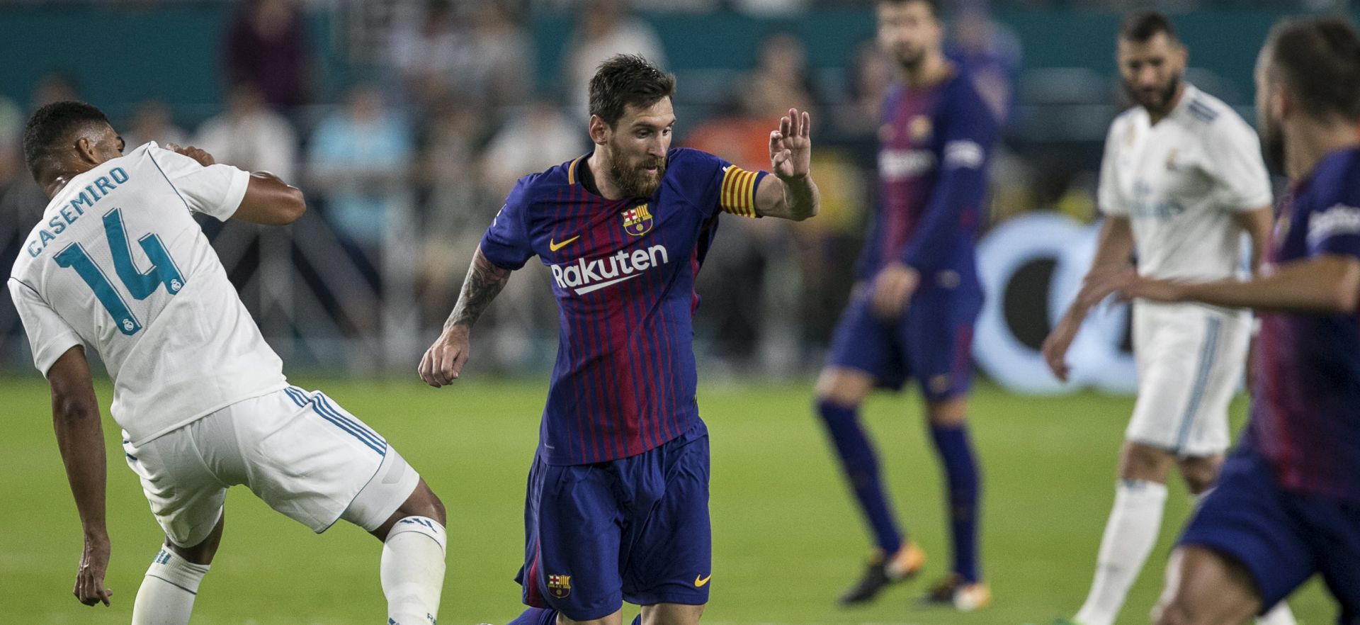 epa06117031 FC Barcelona player Lionel Messi (C) in action against Real Madrid player Casemiro (L) during the match between Real Madrid and the FC Barcelona of the Internantional Champions Cup tournament held at the Hard Rock Stadium in Miami, Florida, USA, 29 July 2017.  EPA/JUANJO MARTIN