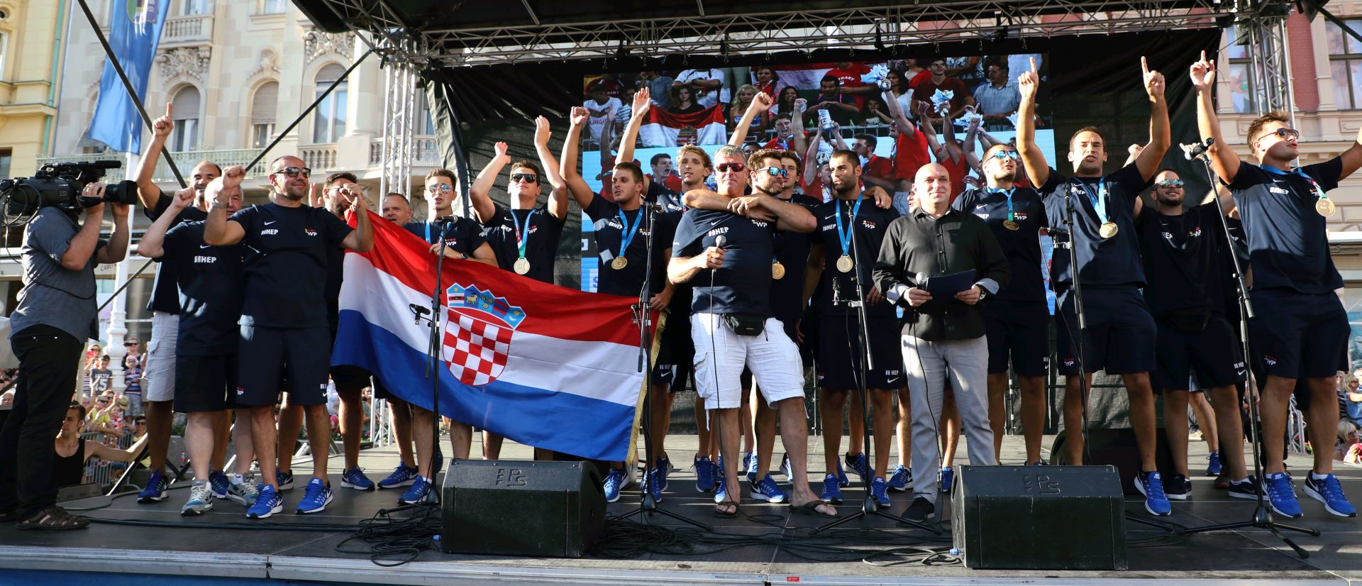 Zagreb, 30.07.2017. - Sveèani doèek Hrvatske vaterpolo reprezentacije na Trgu bana Jelaèiæa nakon osvajanja zlatne medalje na Svjetskom prvenstvu u Maðarskoj. foto HINA/Lana SLIVAR DOMINIÆ/lsd 