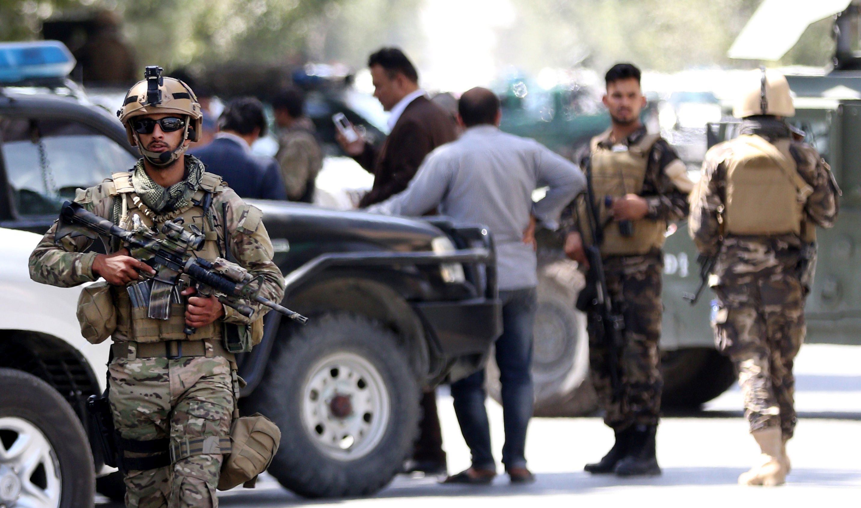 epa06118680 Afghan security officials secure the roads leading to the Iraqi embassy after an attack by suspected militants, in Kabul, Afghanistan, 31 July 2017. A suicide bomber blew himself up outside the Iraqi embassy in Kabul, attack claimed by the Islamic State group, Afghan officials said. IS claims on their media sources seven were killed, no official confirmation yet.  EPA/HEDAYATULLAH AMID