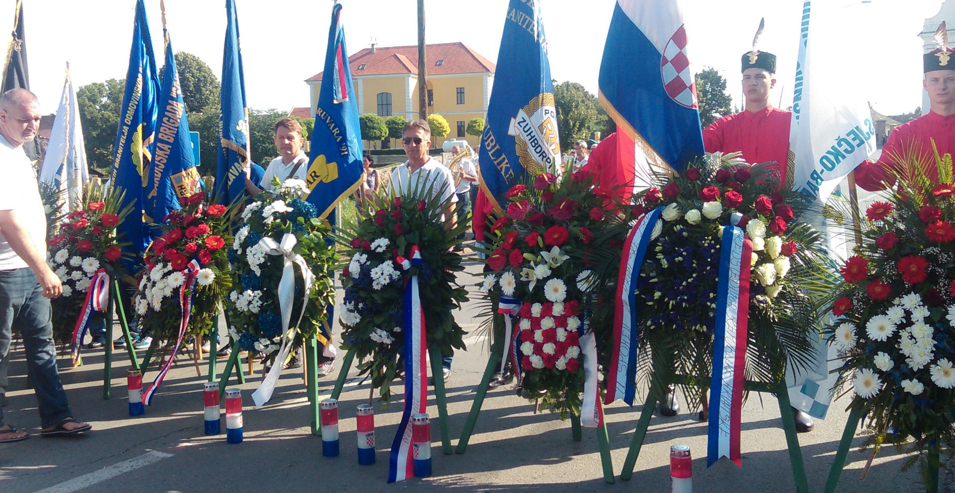Dalj, 01.08.2017 - Polaganjem vijenaca i paljenjem svijeæa podno spomen obiljeja ispred policijske postaje, u Dalju je u utorak obiljeena 26. obljetnica pogibije 39 hrvatskih branitelja u napadu pripadnika srpskih paravojnih postrojbi i bive JNA na tamonju policijsku postaju.
foto HINA/ eljko DRAENOVIÆ/ ik