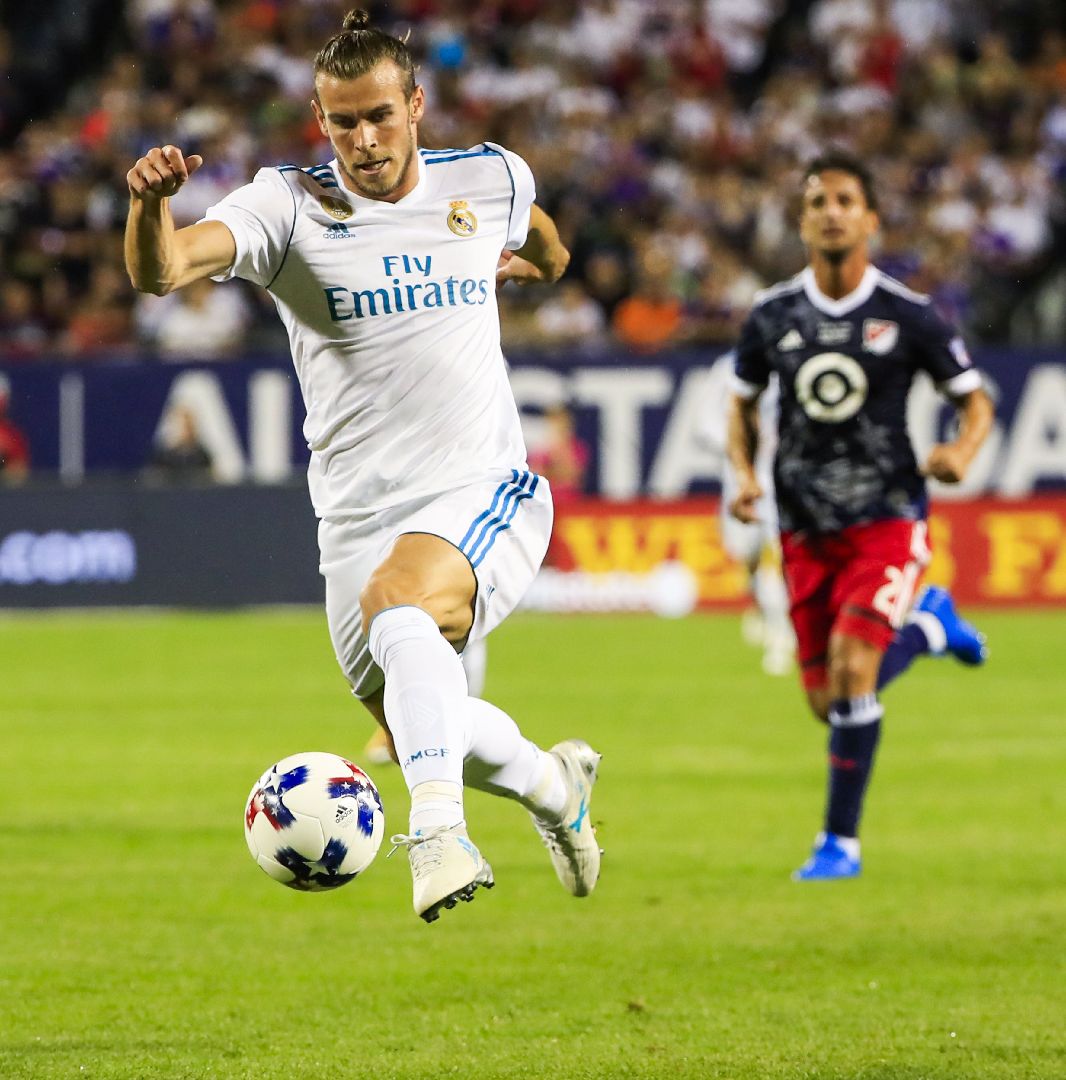 epa06122264 Real Madrid forward Gareth Bale brings the ball down field to take a shot on goal against the MLS All Stars during the second half of the Major League Soccer (MLS) All Star match at Soldier Field in Chicago, Illinois, USA, 02 August 2017. Real Madrid won the match in the penalty kicks.  EPA/TANNEN MAURY