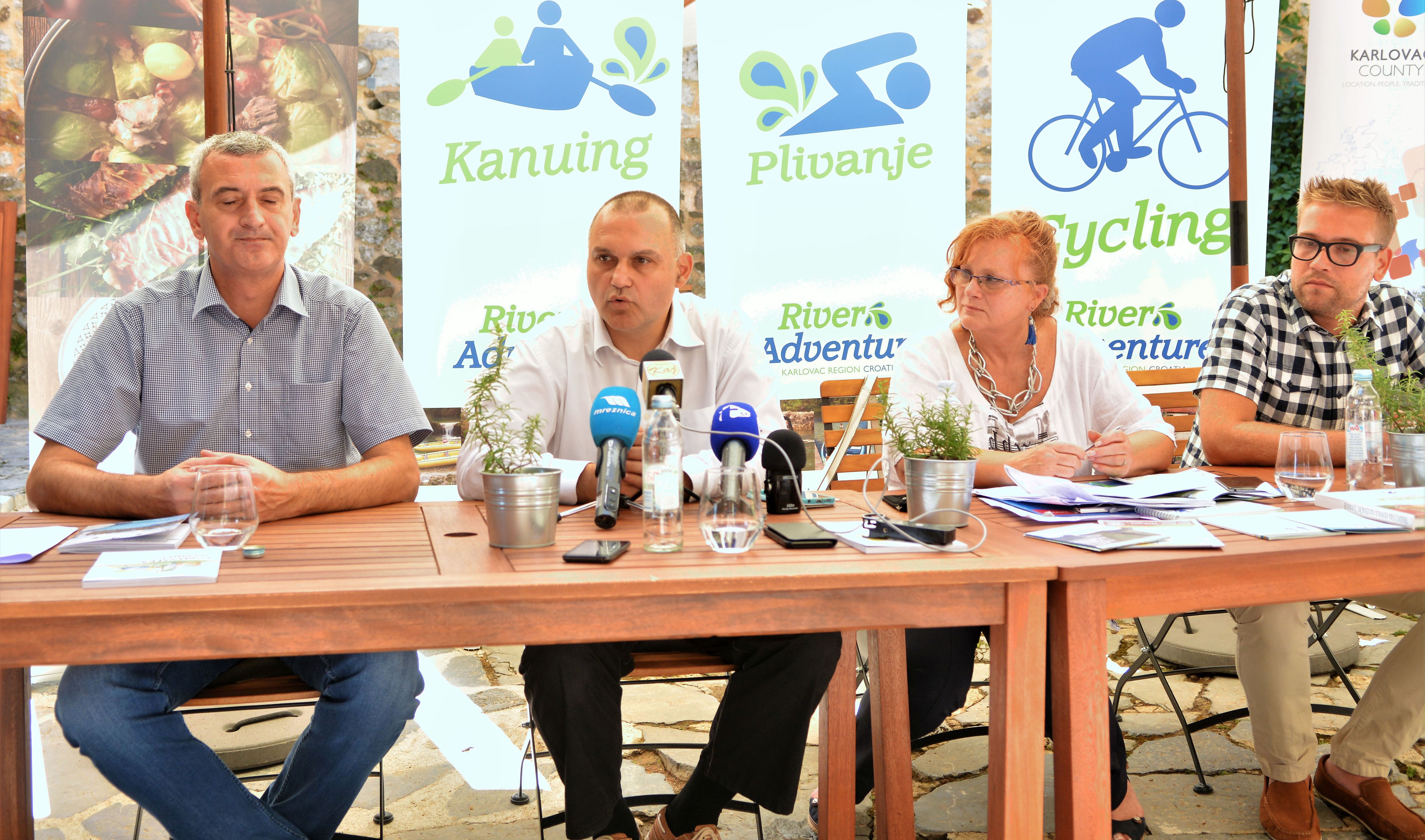 Karlovac, 03.08.2017 - Turistièki vodiè Karlovaèke upanije predstavlja est zasebnih odredita: Karlovac, Dugu Resu, Ogulin, Ozalj, Slunj s Rastokama i Rakovicu, a tiskan u 15.000 primjeraka bit æe dostupan brojnim turistima i izletnicima, reèeno je na predstavljanju Vodièa u Starom gradu Dubovcu u Karlovcu gdje je upan Jeliæ, ujedno i predsjednik Turistièke zajednice Karlovaèke upanije, istaknuo da turizam u srpnju, na nacionalnoj razini, biljei 23-postotni rast u odnosu na prolu godinu, dok Karlovaèka upanija biljei 28-postotni rast. Na slici Damir Jeliæ govori tijekom predstavljanja.
foto HINA/ Mladen VOLARIÆ/ ik