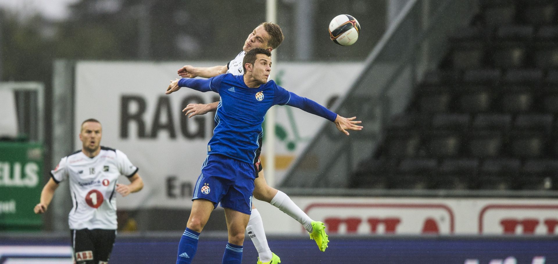 epa06123284 Odd's Joakim Vaage Nilsen and Zagreb's Armin Hodzic (R) in action during the UEFA Europa League third qualifying round 2nd leg soccer match between Odd and Dinamo Zagreb in Skien, Norway, 03 August 2017.  EPA/Teigen, Trond Reidar NORWAY OUT