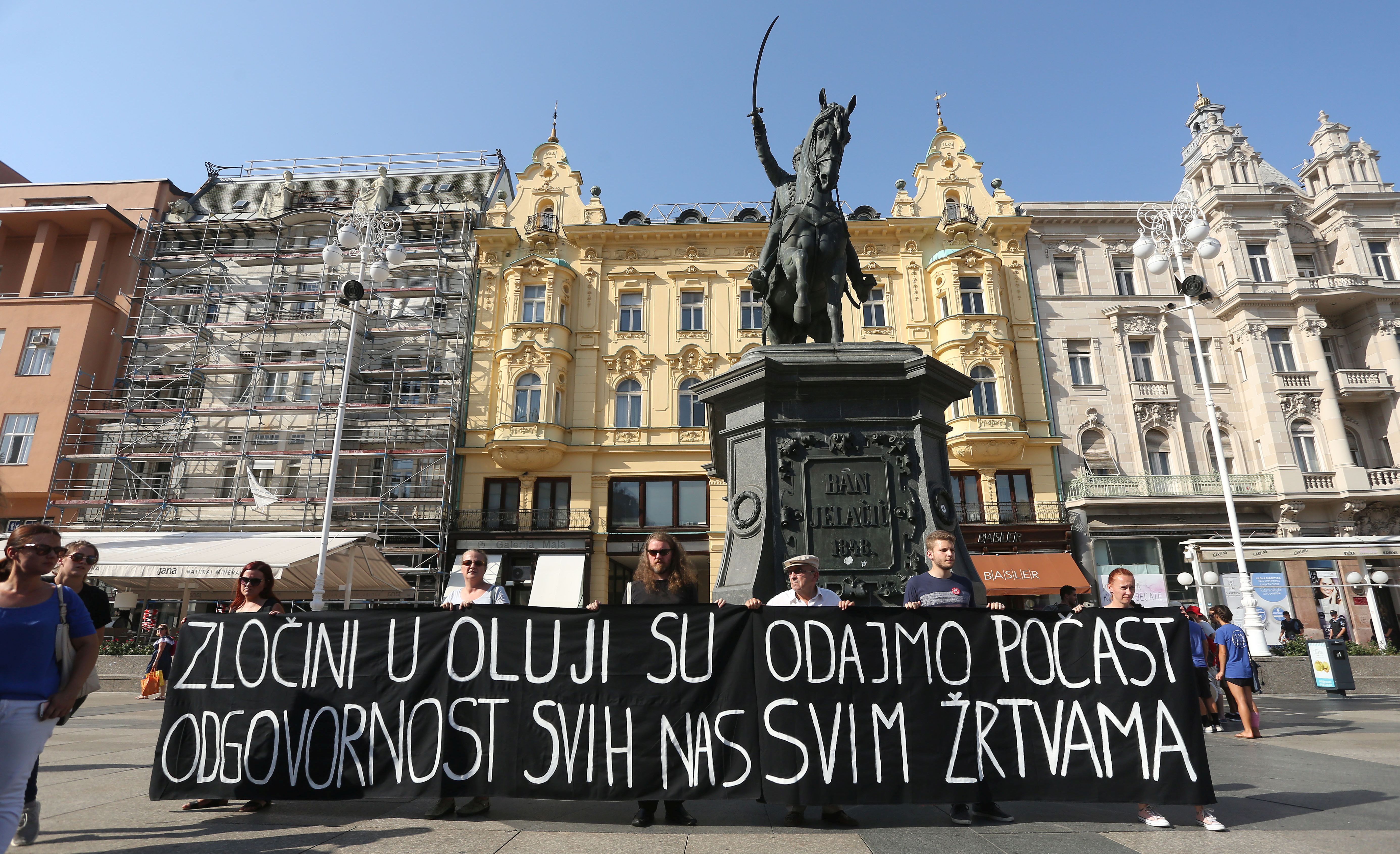Zagreb, 04.08.2017 - Antiratni skup enske mree Hrvatske povodom godinjice vojne operacije Oluja pod nazivom "Pamtimo 5. 8.1995-5.8.2017. Zloèini u Oluji su odgovornost svih nas" odran je na Trgu bana josipa Jelaèiæa.
foto HINA/ Denis CERIÆ /dc