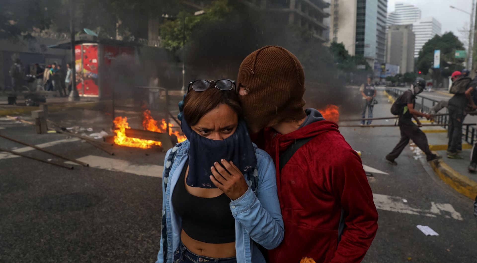 epa06125399 Opposition demonstrators protest against the National Constituent Assembly in Caracas, Venezuela, 04 August 2017. Venezuela is installing the 500 member assembly denounced by opposition groups and international leaders and which will rewrite the constitution.  EPA/Miguel Gutierrez