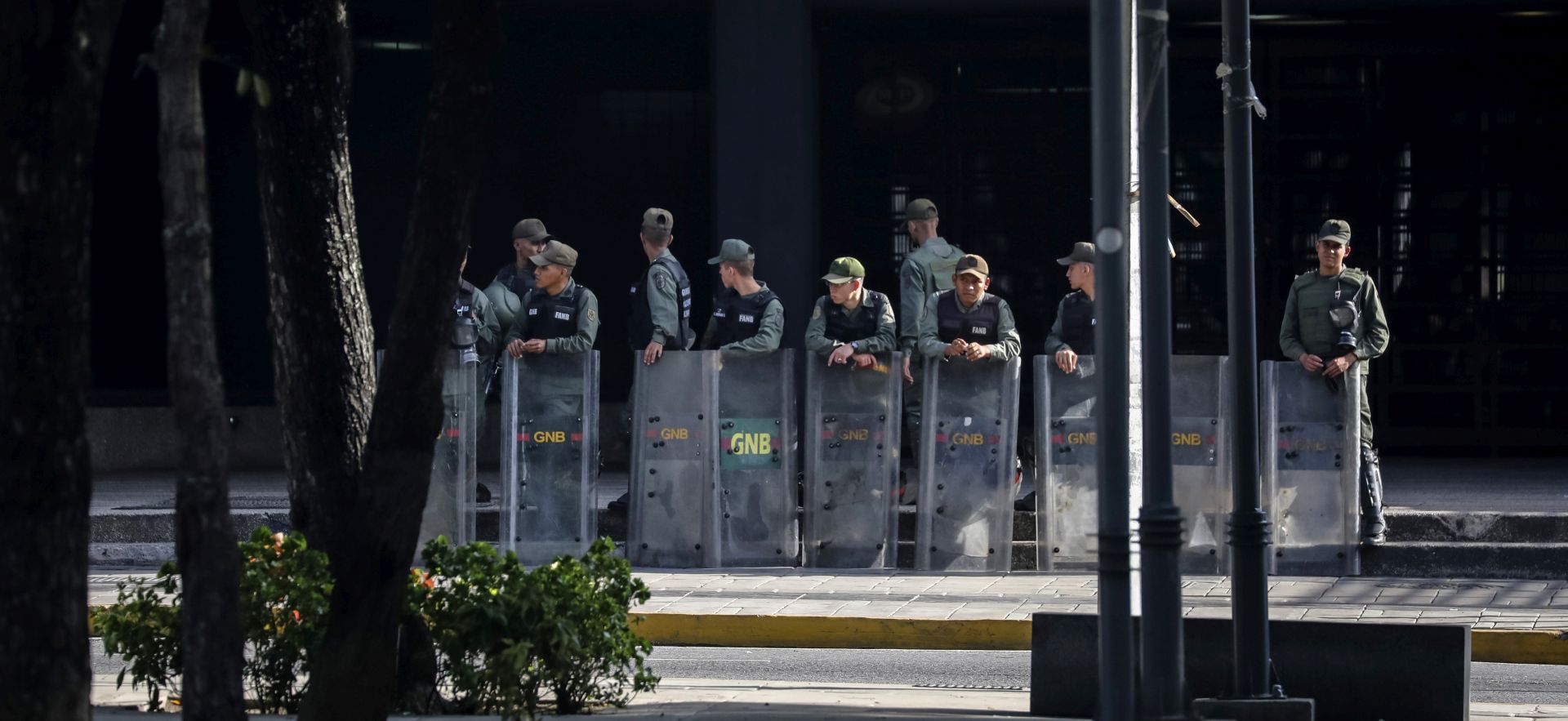 epa06126337 Several members of Venezuelan National Guard stand guard outside Public Prosecutor Officess in Caracas, Venezuela, 05 August 2017. Venezuelan Attorney-General, Luisa Ortega Diaz, has denounced the 'siege' to the offices by National Guard. Some 50 security forces members have sorrounded and blocked the entrances to the building.  EPA/MIGUEL GUTIERREZ