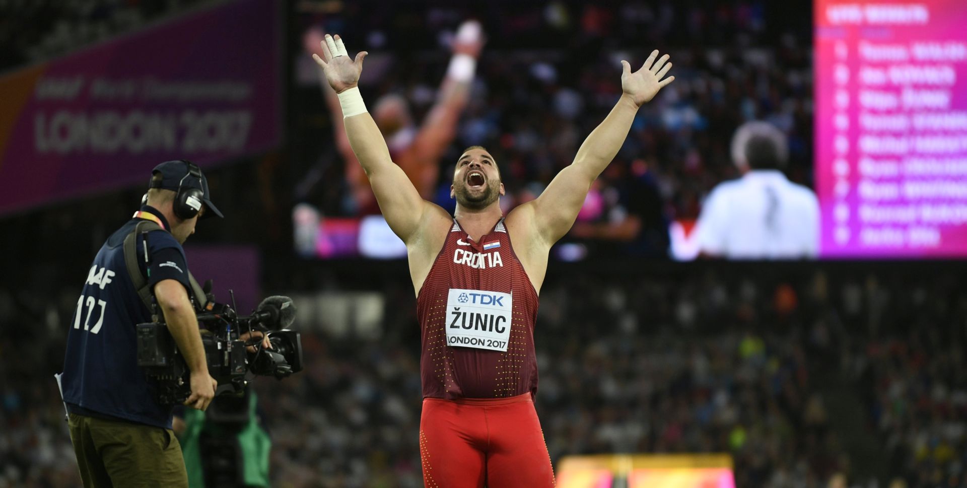 epa06129309 Stipe Zunic of Croatia celebrates winning the bronze medal in the men's Shot Put final at the London 2017 IAAF World Championships in London, Britain, 06 August 2017.  EPA/FRANCK ROBICHON