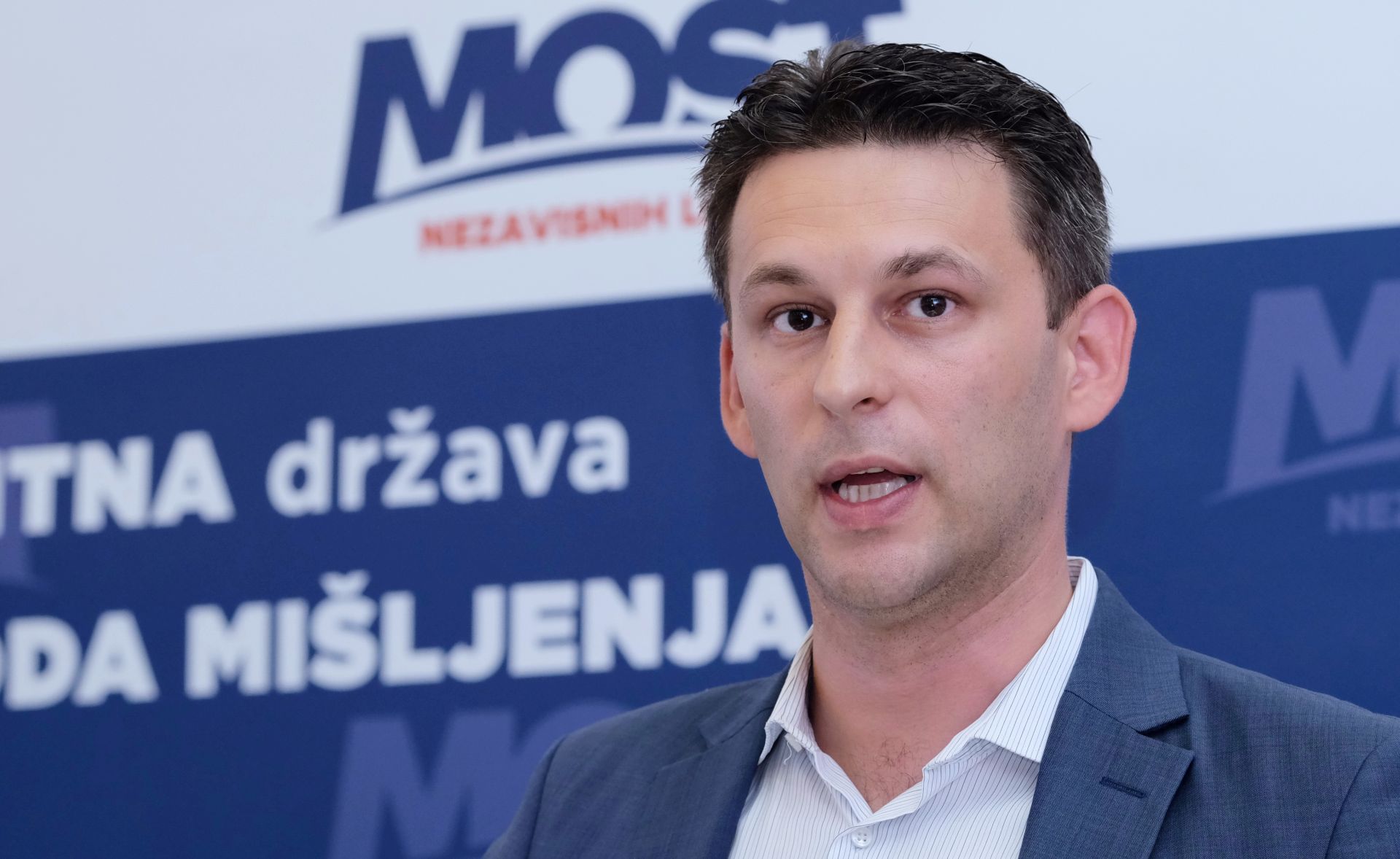 Zagreb, 10.08.2017. - Konferencija za medije Mosta nezavisnih lista na temu njihova prijedloga osnivanja istražnog povjerenstva za upravljanje javnim tvrtkama te osvrt na Izvješće o poslovanju društava u vlasništvu RH.
Na fotografiji Božo Petrov.
foto HINA/ Edvard ŠUŠAK/ es