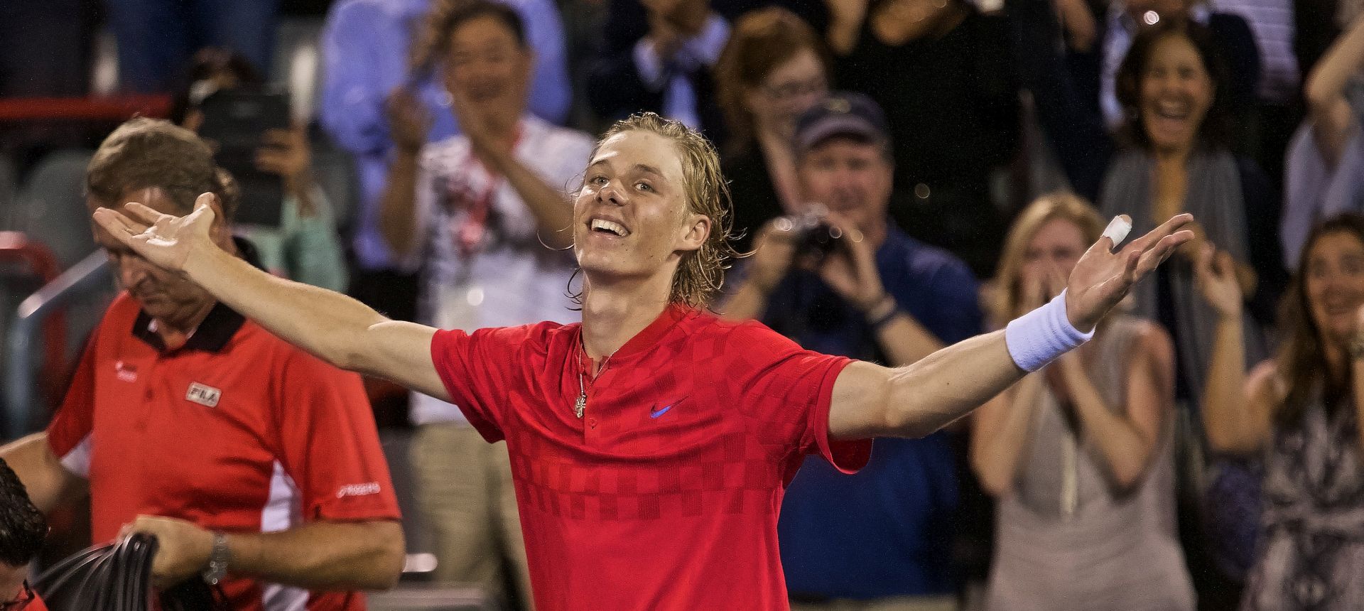 epa06136799 Denis Shapovalov of Canada celebrates his victory over Rafael Nadal of Spain during the third round of the Rogers Cup ATP men's tennis tournament in Montreal, Canada, 10 August 2017.  EPA/ANDRE PICHETTE