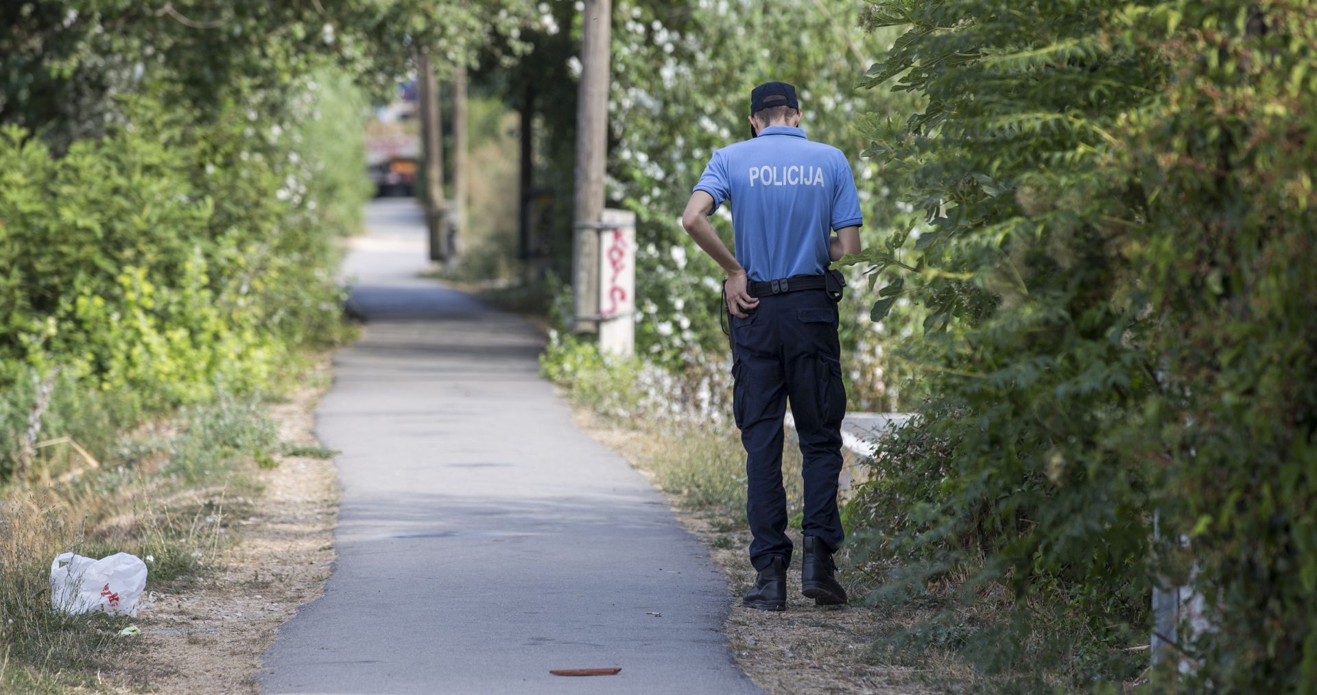 Stobreč, 11.08.2017. - Policija vrši očevid u ulici Put svetog Lovre u Stobreču gdje je u ranim jutarnjim satima ubijen 23-godišnjak.
foto HINA/ Miroslav Lelas/ lm